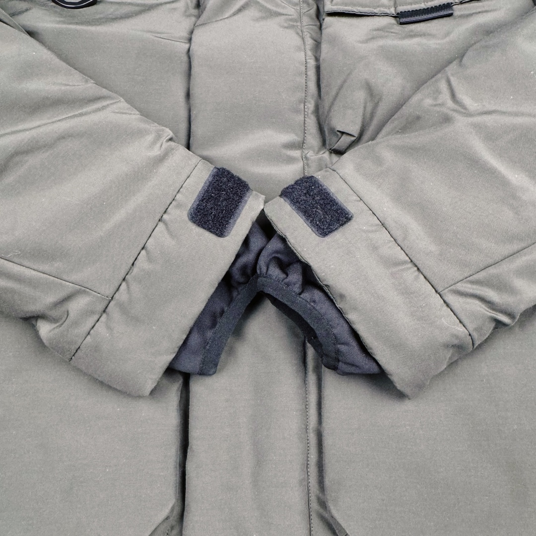 图片[8]-北面THE NORTH FACE POLAR FW22 纯色Logo徽标多口袋抽绳厚款连帽工装羽绒服冬季 男女同款 军绿色 申敏儿同款 设计理念： 这款是THE NORTH FACE 巅峰之作，高端于任何一款北面羽绒服，也是户外的登山系列，爆炸厚实，一般是在户外极寒天气穿着，基本上可以抵御零下几十度的严寒了，工艺十分复杂，并非单纯一件羽绒服那么简单，保暖程度不输大鹅，今年冬天一定需要这样一件厚实的过冬。 面料+特点： ✅ 内里填充90%正品一致的进口专用鹅绒，轻便，100%市面最高品质。 ✅ 采用经联盟RDS认证的高品质鹅绒填充，轻便不厚重且压缩后的蓬松度恢复性好。（ R·D·S不含任何不必要的动物伤害生产工序，从550蓬到950蓬不等，压缩性和温度重量也是衡量高品质，高填充度鹅线要指标） ✅单件成品1公斤以上，但是没有任何负重感，超级轻便，鹅绒广泛用于滑雪服，防寒服。 ✅原厂高密度户外防水材质，防风耐磨，防撕裂面料。 ✅ 里布380T最高标准，绝不跑绒，透气性极佳 ✅ 原版辅料五金全部原厂定做，100%还原复刻品质！ ✅多功能口袋，方便使用 ✅内里两侧印有保养清洗说明和衣服解释 ✅胸前贴饰有橡胶徽标logo ✅领口部分有防寒绒布，紧贴头颈，舒适又保暖 ✅ 原版辅料五金全部原厂定做，100%还原复刻品质，背部有内置网口袋 ✅ YKK吉田ISO9000品质顶级ZP拉链 工艺： 宽松版型，上身休闲舒适，为冬季户外提供保暖呵护，保暖性出色，穿着轻便不厚重。防潮,不易变形 ，容易清洁打理等特点，工艺成本极高 ​-选品中心