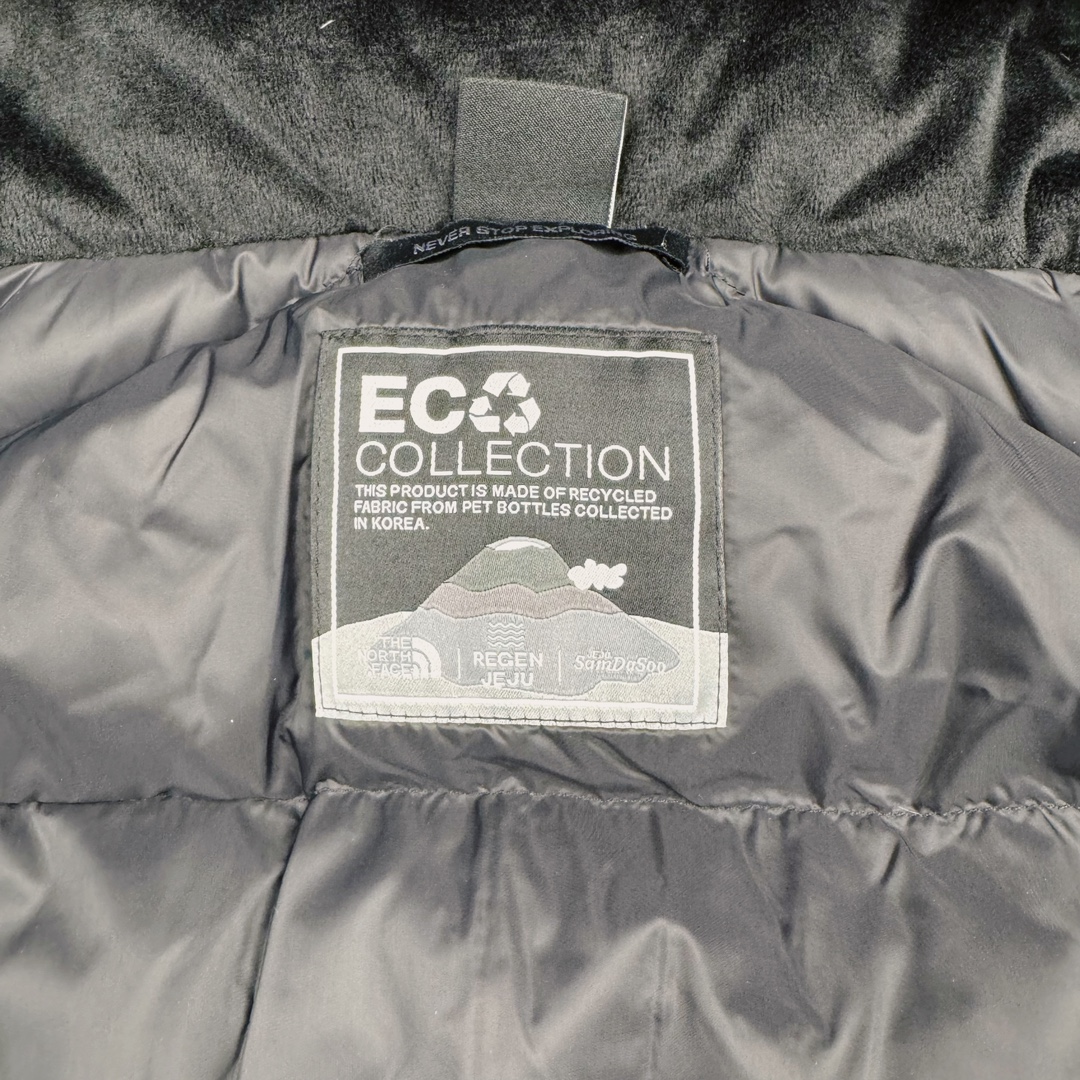 图片[16]-北面THE NORTH FACE POLAR FW22 纯色Logo徽标多口袋抽绳厚款连帽工装羽绒服冬季 男女同款 军绿色 申敏儿同款 设计理念： 这款是THE NORTH FACE 巅峰之作，高端于任何一款北面羽绒服，也是户外的登山系列，爆炸厚实，一般是在户外极寒天气穿着，基本上可以抵御零下几十度的严寒了，工艺十分复杂，并非单纯一件羽绒服那么简单，保暖程度不输大鹅，今年冬天一定需要这样一件厚实的过冬。 面料+特点： ✅ 内里填充90%正品一致的进口专用鹅绒，轻便，100%市面最高品质。 ✅ 采用经联盟RDS认证的高品质鹅绒填充，轻便不厚重且压缩后的蓬松度恢复性好。（ R·D·S不含任何不必要的动物伤害生产工序，从550蓬到950蓬不等，压缩性和温度重量也是衡量高品质，高填充度鹅线要指标） ✅单件成品1公斤以上，但是没有任何负重感，超级轻便，鹅绒广泛用于滑雪服，防寒服。 ✅原厂高密度户外防水材质，防风耐磨，防撕裂面料。 ✅ 里布380T最高标准，绝不跑绒，透气性极佳 ✅ 原版辅料五金全部原厂定做，100%还原复刻品质！ ✅多功能口袋，方便使用 ✅内里两侧印有保养清洗说明和衣服解释 ✅胸前贴饰有橡胶徽标logo ✅领口部分有防寒绒布，紧贴头颈，舒适又保暖 ✅ 原版辅料五金全部原厂定做，100%还原复刻品质，背部有内置网口袋 ✅ YKK吉田ISO9000品质顶级ZP拉链 工艺： 宽松版型，上身休闲舒适，为冬季户外提供保暖呵护，保暖性出色，穿着轻便不厚重。防潮,不易变形 ，容易清洁打理等特点，工艺成本极高 ​-选品中心