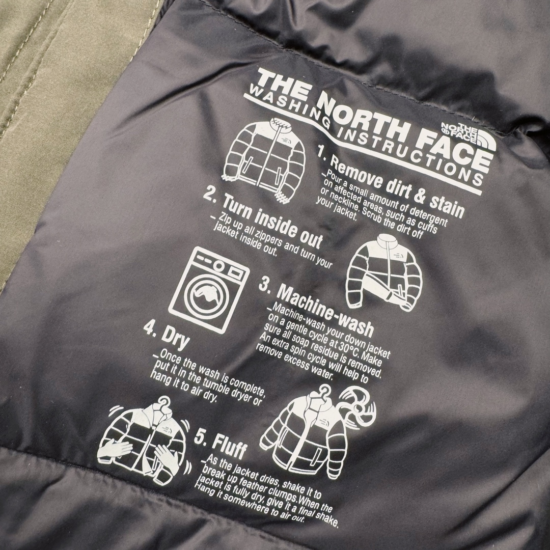 图片[13]-北面THE NORTH FACE POLAR FW22 纯色Logo徽标多口袋抽绳厚款连帽工装羽绒服冬季 男女同款 军绿色 申敏儿同款 设计理念： 这款是THE NORTH FACE 巅峰之作，高端于任何一款北面羽绒服，也是户外的登山系列，爆炸厚实，一般是在户外极寒天气穿着，基本上可以抵御零下几十度的严寒了，工艺十分复杂，并非单纯一件羽绒服那么简单，保暖程度不输大鹅，今年冬天一定需要这样一件厚实的过冬。 面料+特点： ✅ 内里填充90%正品一致的进口专用鹅绒，轻便，100%市面最高品质。 ✅ 采用经联盟RDS认证的高品质鹅绒填充，轻便不厚重且压缩后的蓬松度恢复性好。（ R·D·S不含任何不必要的动物伤害生产工序，从550蓬到950蓬不等，压缩性和温度重量也是衡量高品质，高填充度鹅线要指标） ✅单件成品1公斤以上，但是没有任何负重感，超级轻便，鹅绒广泛用于滑雪服，防寒服。 ✅原厂高密度户外防水材质，防风耐磨，防撕裂面料。 ✅ 里布380T最高标准，绝不跑绒，透气性极佳 ✅ 原版辅料五金全部原厂定做，100%还原复刻品质！ ✅多功能口袋，方便使用 ✅内里两侧印有保养清洗说明和衣服解释 ✅胸前贴饰有橡胶徽标logo ✅领口部分有防寒绒布，紧贴头颈，舒适又保暖 ✅ 原版辅料五金全部原厂定做，100%还原复刻品质，背部有内置网口袋 ✅ YKK吉田ISO9000品质顶级ZP拉链 工艺： 宽松版型，上身休闲舒适，为冬季户外提供保暖呵护，保暖性出色，穿着轻便不厚重。防潮,不易变形 ，容易清洁打理等特点，工艺成本极高 ​-选品中心