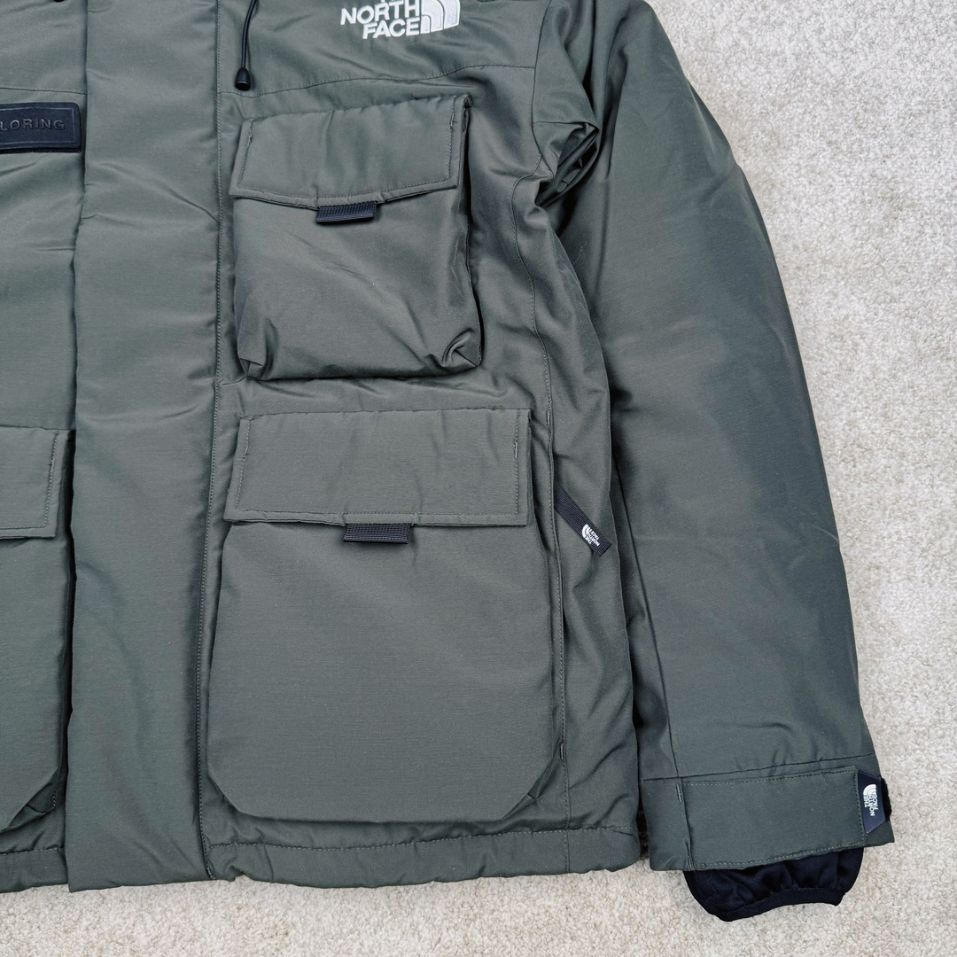 图片[6]-北面THE NORTH FACE POLAR FW22 纯色Logo徽标多口袋抽绳厚款连帽工装羽绒服冬季 男女同款 军绿色 申敏儿同款 设计理念： 这款是THE NORTH FACE 巅峰之作，高端于任何一款北面羽绒服，也是户外的登山系列，爆炸厚实，一般是在户外极寒天气穿着，基本上可以抵御零下几十度的严寒了，工艺十分复杂，并非单纯一件羽绒服那么简单，保暖程度不输大鹅，今年冬天一定需要这样一件厚实的过冬。 面料+特点： ✅ 内里填充90%正品一致的进口专用鹅绒，轻便，100%市面最高品质。 ✅ 采用经联盟RDS认证的高品质鹅绒填充，轻便不厚重且压缩后的蓬松度恢复性好。（ R·D·S不含任何不必要的动物伤害生产工序，从550蓬到950蓬不等，压缩性和温度重量也是衡量高品质，高填充度鹅线要指标） ✅单件成品1公斤以上，但是没有任何负重感，超级轻便，鹅绒广泛用于滑雪服，防寒服。 ✅原厂高密度户外防水材质，防风耐磨，防撕裂面料。 ✅ 里布380T最高标准，绝不跑绒，透气性极佳 ✅ 原版辅料五金全部原厂定做，100%还原复刻品质！ ✅多功能口袋，方便使用 ✅内里两侧印有保养清洗说明和衣服解释 ✅胸前贴饰有橡胶徽标logo ✅领口部分有防寒绒布，紧贴头颈，舒适又保暖 ✅ 原版辅料五金全部原厂定做，100%还原复刻品质，背部有内置网口袋 ✅ YKK吉田ISO9000品质顶级ZP拉链 工艺： 宽松版型，上身休闲舒适，为冬季户外提供保暖呵护，保暖性出色，穿着轻便不厚重。防潮,不易变形 ，容易清洁打理等特点，工艺成本极高 ​-选品中心