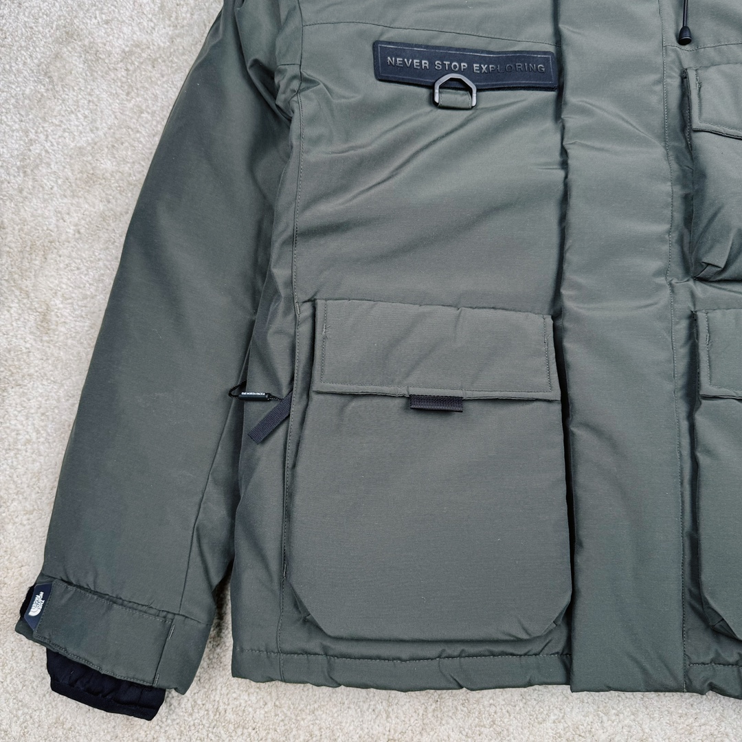 图片[5]-北面THE NORTH FACE POLAR FW22 纯色Logo徽标多口袋抽绳厚款连帽工装羽绒服冬季 男女同款 军绿色 申敏儿同款 设计理念： 这款是THE NORTH FACE 巅峰之作，高端于任何一款北面羽绒服，也是户外的登山系列，爆炸厚实，一般是在户外极寒天气穿着，基本上可以抵御零下几十度的严寒了，工艺十分复杂，并非单纯一件羽绒服那么简单，保暖程度不输大鹅，今年冬天一定需要这样一件厚实的过冬。 面料+特点： ✅ 内里填充90%正品一致的进口专用鹅绒，轻便，100%市面最高品质。 ✅ 采用经联盟RDS认证的高品质鹅绒填充，轻便不厚重且压缩后的蓬松度恢复性好。（ R·D·S不含任何不必要的动物伤害生产工序，从550蓬到950蓬不等，压缩性和温度重量也是衡量高品质，高填充度鹅线要指标） ✅单件成品1公斤以上，但是没有任何负重感，超级轻便，鹅绒广泛用于滑雪服，防寒服。 ✅原厂高密度户外防水材质，防风耐磨，防撕裂面料。 ✅ 里布380T最高标准，绝不跑绒，透气性极佳 ✅ 原版辅料五金全部原厂定做，100%还原复刻品质！ ✅多功能口袋，方便使用 ✅内里两侧印有保养清洗说明和衣服解释 ✅胸前贴饰有橡胶徽标logo ✅领口部分有防寒绒布，紧贴头颈，舒适又保暖 ✅ 原版辅料五金全部原厂定做，100%还原复刻品质，背部有内置网口袋 ✅ YKK吉田ISO9000品质顶级ZP拉链 工艺： 宽松版型，上身休闲舒适，为冬季户外提供保暖呵护，保暖性出色，穿着轻便不厚重。防潮,不易变形 ，容易清洁打理等特点，工艺成本极高 ​-选品中心