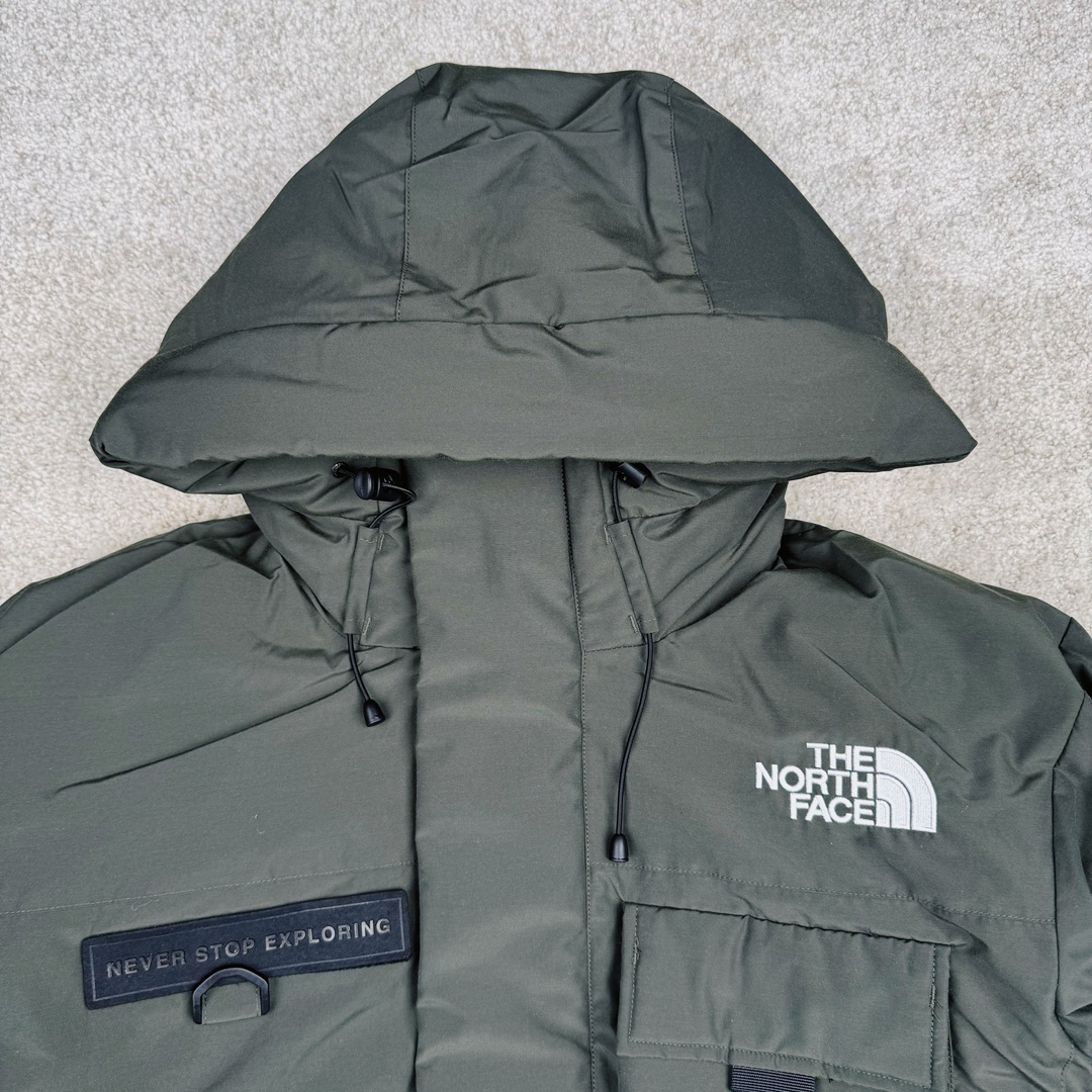 图片[4]-北面THE NORTH FACE POLAR FW22 纯色Logo徽标多口袋抽绳厚款连帽工装羽绒服冬季 男女同款 军绿色 申敏儿同款 设计理念： 这款是THE NORTH FACE 巅峰之作，高端于任何一款北面羽绒服，也是户外的登山系列，爆炸厚实，一般是在户外极寒天气穿着，基本上可以抵御零下几十度的严寒了，工艺十分复杂，并非单纯一件羽绒服那么简单，保暖程度不输大鹅，今年冬天一定需要这样一件厚实的过冬。 面料+特点： ✅ 内里填充90%正品一致的进口专用鹅绒，轻便，100%市面最高品质。 ✅ 采用经联盟RDS认证的高品质鹅绒填充，轻便不厚重且压缩后的蓬松度恢复性好。（ R·D·S不含任何不必要的动物伤害生产工序，从550蓬到950蓬不等，压缩性和温度重量也是衡量高品质，高填充度鹅线要指标） ✅单件成品1公斤以上，但是没有任何负重感，超级轻便，鹅绒广泛用于滑雪服，防寒服。 ✅原厂高密度户外防水材质，防风耐磨，防撕裂面料。 ✅ 里布380T最高标准，绝不跑绒，透气性极佳 ✅ 原版辅料五金全部原厂定做，100%还原复刻品质！ ✅多功能口袋，方便使用 ✅内里两侧印有保养清洗说明和衣服解释 ✅胸前贴饰有橡胶徽标logo ✅领口部分有防寒绒布，紧贴头颈，舒适又保暖 ✅ 原版辅料五金全部原厂定做，100%还原复刻品质，背部有内置网口袋 ✅ YKK吉田ISO9000品质顶级ZP拉链 工艺： 宽松版型，上身休闲舒适，为冬季户外提供保暖呵护，保暖性出色，穿着轻便不厚重。防潮,不易变形 ，容易清洁打理等特点，工艺成本极高 ​-选品中心