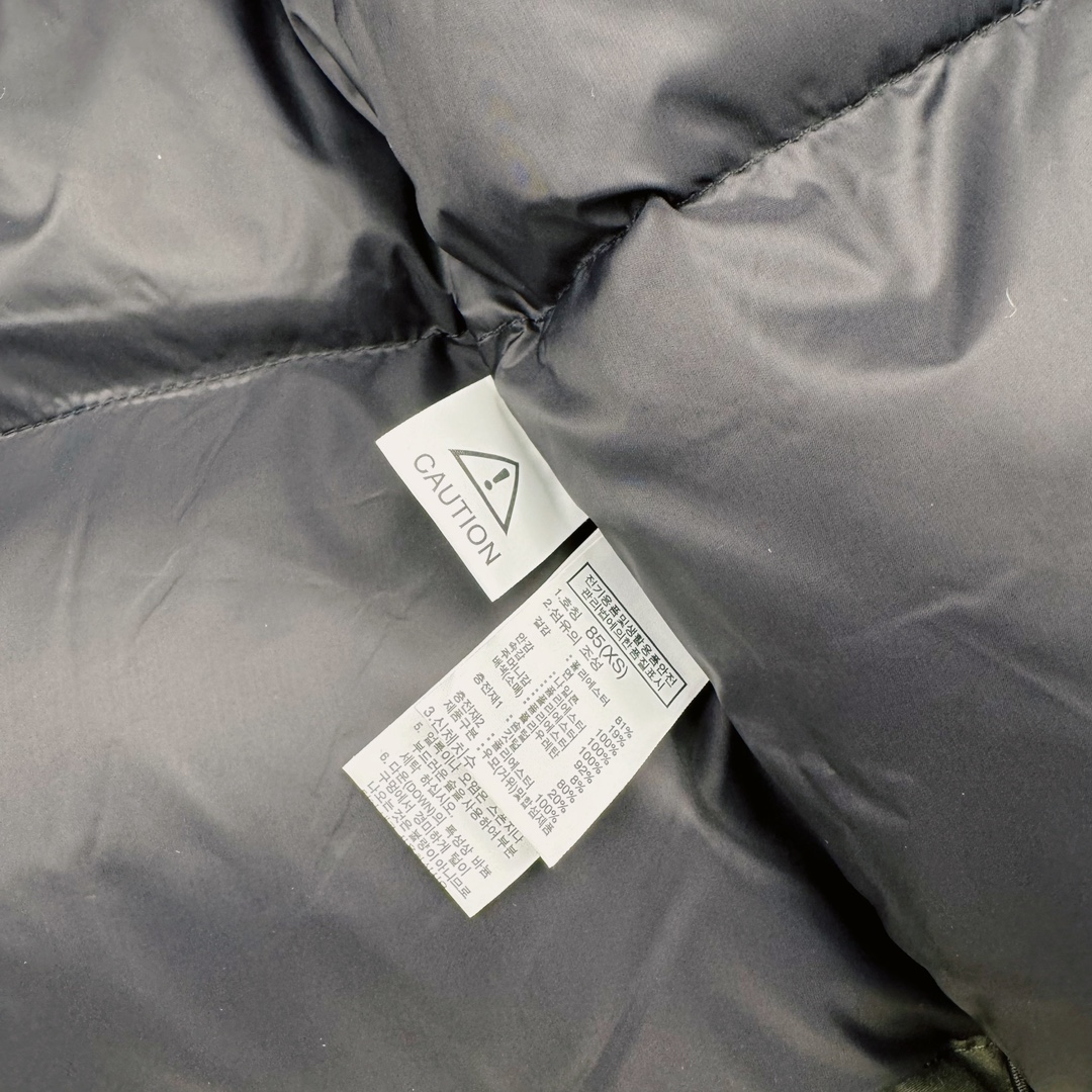 图片[14]-北面THE NORTH FACE POLAR FW22 纯色Logo徽标多口袋抽绳厚款连帽工装羽绒服冬季 男女同款 军绿色 申敏儿同款 设计理念： 这款是THE NORTH FACE 巅峰之作，高端于任何一款北面羽绒服，也是户外的登山系列，爆炸厚实，一般是在户外极寒天气穿着，基本上可以抵御零下几十度的严寒了，工艺十分复杂，并非单纯一件羽绒服那么简单，保暖程度不输大鹅，今年冬天一定需要这样一件厚实的过冬。 面料+特点： ✅ 内里填充90%正品一致的进口专用鹅绒，轻便，100%市面最高品质。 ✅ 采用经联盟RDS认证的高品质鹅绒填充，轻便不厚重且压缩后的蓬松度恢复性好。（ R·D·S不含任何不必要的动物伤害生产工序，从550蓬到950蓬不等，压缩性和温度重量也是衡量高品质，高填充度鹅线要指标） ✅单件成品1公斤以上，但是没有任何负重感，超级轻便，鹅绒广泛用于滑雪服，防寒服。 ✅原厂高密度户外防水材质，防风耐磨，防撕裂面料。 ✅ 里布380T最高标准，绝不跑绒，透气性极佳 ✅ 原版辅料五金全部原厂定做，100%还原复刻品质！ ✅多功能口袋，方便使用 ✅内里两侧印有保养清洗说明和衣服解释 ✅胸前贴饰有橡胶徽标logo ✅领口部分有防寒绒布，紧贴头颈，舒适又保暖 ✅ 原版辅料五金全部原厂定做，100%还原复刻品质，背部有内置网口袋 ✅ YKK吉田ISO9000品质顶级ZP拉链 工艺： 宽松版型，上身休闲舒适，为冬季户外提供保暖呵护，保暖性出色，穿着轻便不厚重。防潮,不易变形 ，容易清洁打理等特点，工艺成本极高 ​-选品中心