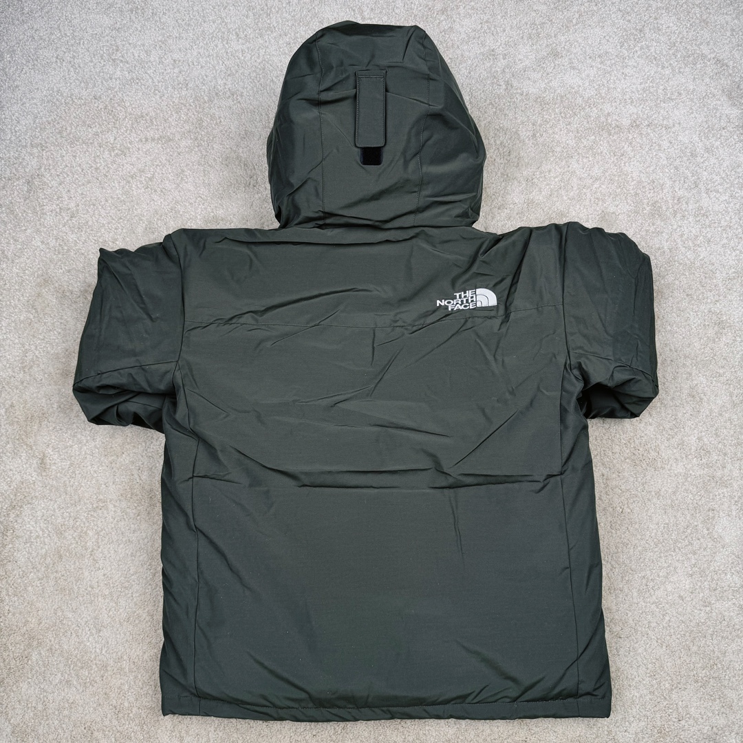 图片[2]-北面THE NORTH FACE POLAR FW22 纯色Logo徽标多口袋抽绳厚款连帽工装羽绒服冬季 男女同款 军绿色 申敏儿同款 设计理念： 这款是THE NORTH FACE 巅峰之作，高端于任何一款北面羽绒服，也是户外的登山系列，爆炸厚实，一般是在户外极寒天气穿着，基本上可以抵御零下几十度的严寒了，工艺十分复杂，并非单纯一件羽绒服那么简单，保暖程度不输大鹅，今年冬天一定需要这样一件厚实的过冬。 面料+特点： ✅ 内里填充90%正品一致的进口专用鹅绒，轻便，100%市面最高品质。 ✅ 采用经联盟RDS认证的高品质鹅绒填充，轻便不厚重且压缩后的蓬松度恢复性好。（ R·D·S不含任何不必要的动物伤害生产工序，从550蓬到950蓬不等，压缩性和温度重量也是衡量高品质，高填充度鹅线要指标） ✅单件成品1公斤以上，但是没有任何负重感，超级轻便，鹅绒广泛用于滑雪服，防寒服。 ✅原厂高密度户外防水材质，防风耐磨，防撕裂面料。 ✅ 里布380T最高标准，绝不跑绒，透气性极佳 ✅ 原版辅料五金全部原厂定做，100%还原复刻品质！ ✅多功能口袋，方便使用 ✅内里两侧印有保养清洗说明和衣服解释 ✅胸前贴饰有橡胶徽标logo ✅领口部分有防寒绒布，紧贴头颈，舒适又保暖 ✅ 原版辅料五金全部原厂定做，100%还原复刻品质，背部有内置网口袋 ✅ YKK吉田ISO9000品质顶级ZP拉链 工艺： 宽松版型，上身休闲舒适，为冬季户外提供保暖呵护，保暖性出色，穿着轻便不厚重。防潮,不易变形 ，容易清洁打理等特点，工艺成本极高 ​-选品中心