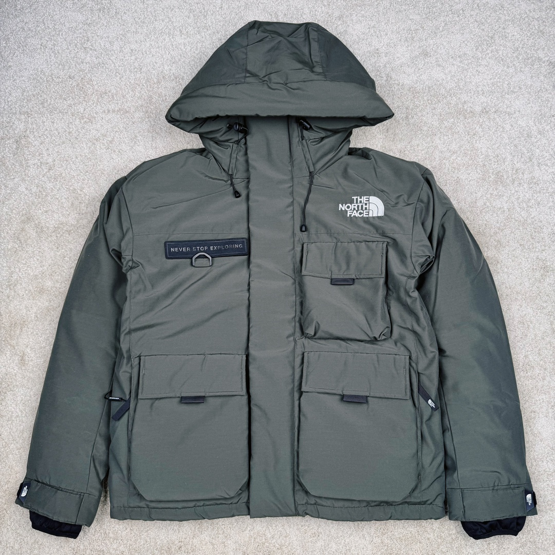 北面THE NORTH FACE POLAR FW22 纯色Logo徽标多口袋抽绳厚款连帽工装羽绒服冬季 男女同款 军绿色 申敏儿同款 设计理念： 这款是THE NORTH FACE 巅峰之作，高端于任何一款北面羽绒服，也是户外的登山系列，爆炸厚实，一般是在户外极寒天气穿着，基本上可以抵御零下几十度的严寒了，工艺十分复杂，并非单纯一件羽绒服那么简单，保暖程度不输大鹅，今年冬天一定需要这样一件厚实的过冬。 面料+特点： ✅ 内里填充90%正品一致的进口专用鹅绒，轻便，100%市面最高品质。 ✅ 采用经联盟RDS认证的高品质鹅绒填充，轻便不厚重且压缩后的蓬松度恢复性好。（ R·D·S不含任何不必要的动物伤害生产工序，从550蓬到950蓬不等，压缩性和温度重量也是衡量高品质，高填充度鹅线要指标） ✅单件成品1公斤以上，但是没有任何负重感，超级轻便，鹅绒广泛用于滑雪服，防寒服。 ✅原厂高密度户外防水材质，防风耐磨，防撕裂面料。 ✅ 里布380T最高标准，绝不跑绒，透气性极佳 ✅ 原版辅料五金全部原厂定做，100%还原复刻品质！ ✅多功能口袋，方便使用 ✅内里两侧印有保养清洗说明和衣服解释 ✅胸前贴饰有橡胶徽标logo ✅领口部分有防寒绒布，紧贴头颈，舒适又保暖 ✅ 原版辅料五金全部原厂定做，100%还原复刻品质，背部有内置网口袋 ✅ YKK吉田ISO9000品质顶级ZP拉链 工艺： 宽松版型，上身休闲舒适，为冬季户外提供保暖呵护，保暖性出色，穿着轻便不厚重。防潮,不易变形 ，容易清洁打理等特点，工艺成本极高 ​-选品中心