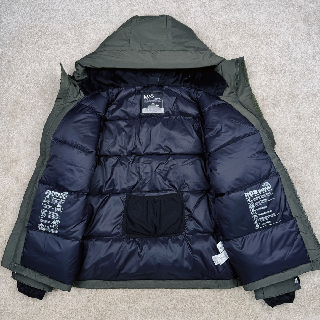 图片[3]-北面THE NORTH FACE POLAR FW22 纯色Logo徽标多口袋抽绳厚款连帽工装羽绒服冬季 男女同款 军绿色 申敏儿同款 设计理念： 这款是THE NORTH FACE 巅峰之作，高端于任何一款北面羽绒服，也是户外的登山系列，爆炸厚实，一般是在户外极寒天气穿着，基本上可以抵御零下几十度的严寒了，工艺十分复杂，并非单纯一件羽绒服那么简单，保暖程度不输大鹅，今年冬天一定需要这样一件厚实的过冬。 面料+特点： ✅ 内里填充90%正品一致的进口专用鹅绒，轻便，100%市面最高品质。 ✅ 采用经联盟RDS认证的高品质鹅绒填充，轻便不厚重且压缩后的蓬松度恢复性好。（ R·D·S不含任何不必要的动物伤害生产工序，从550蓬到950蓬不等，压缩性和温度重量也是衡量高品质，高填充度鹅线要指标） ✅单件成品1公斤以上，但是没有任何负重感，超级轻便，鹅绒广泛用于滑雪服，防寒服。 ✅原厂高密度户外防水材质，防风耐磨，防撕裂面料。 ✅ 里布380T最高标准，绝不跑绒，透气性极佳 ✅ 原版辅料五金全部原厂定做，100%还原复刻品质！ ✅多功能口袋，方便使用 ✅内里两侧印有保养清洗说明和衣服解释 ✅胸前贴饰有橡胶徽标logo ✅领口部分有防寒绒布，紧贴头颈，舒适又保暖 ✅ 原版辅料五金全部原厂定做，100%还原复刻品质，背部有内置网口袋 ✅ YKK吉田ISO9000品质顶级ZP拉链 工艺： 宽松版型，上身休闲舒适，为冬季户外提供保暖呵护，保暖性出色，穿着轻便不厚重。防潮,不易变形 ，容易清洁打理等特点，工艺成本极高 ​-选品中心