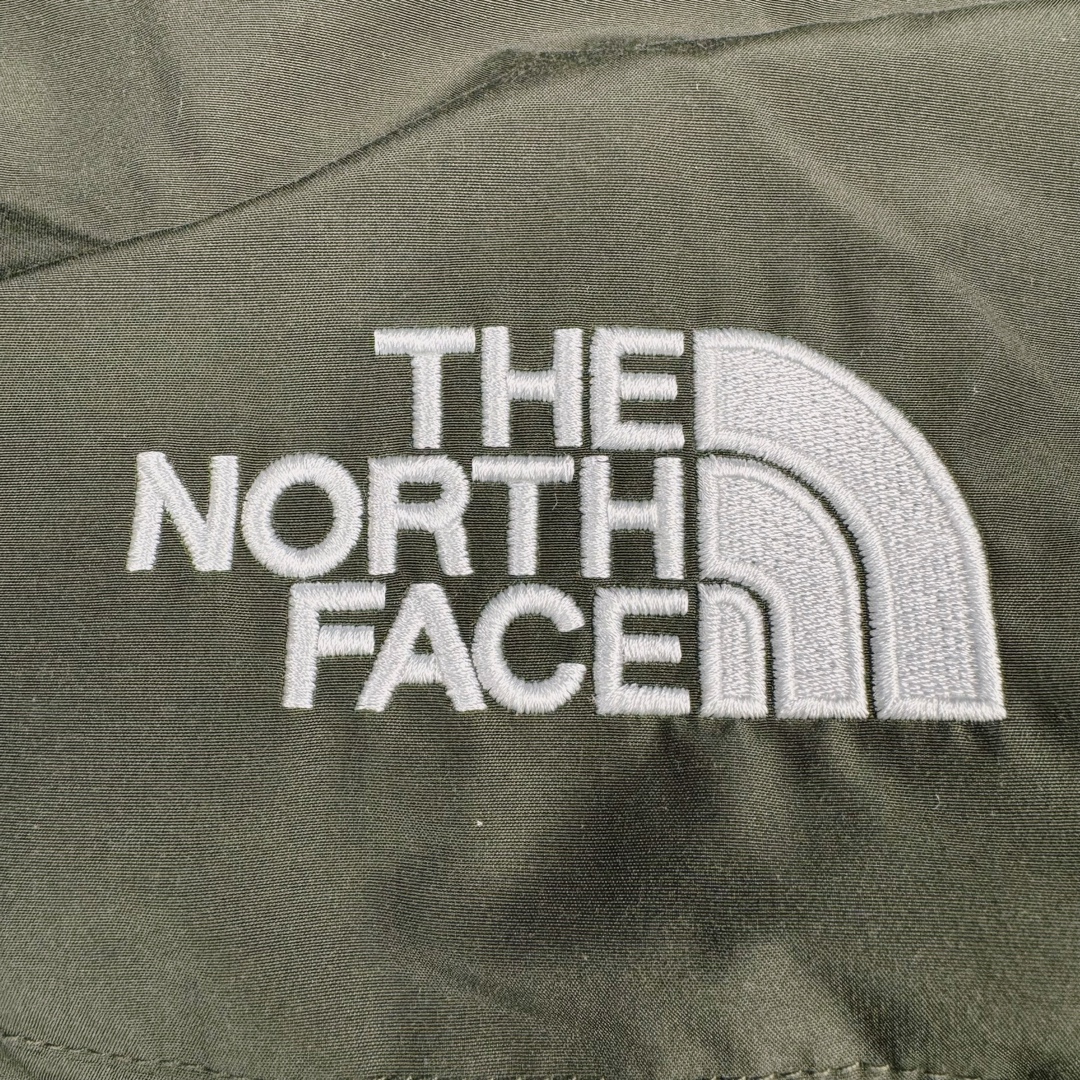 图片[10]-北面THE NORTH FACE POLAR FW22 纯色Logo徽标多口袋抽绳厚款连帽工装羽绒服冬季 男女同款 军绿色 申敏儿同款 设计理念： 这款是THE NORTH FACE 巅峰之作，高端于任何一款北面羽绒服，也是户外的登山系列，爆炸厚实，一般是在户外极寒天气穿着，基本上可以抵御零下几十度的严寒了，工艺十分复杂，并非单纯一件羽绒服那么简单，保暖程度不输大鹅，今年冬天一定需要这样一件厚实的过冬。 面料+特点： ✅ 内里填充90%正品一致的进口专用鹅绒，轻便，100%市面最高品质。 ✅ 采用经联盟RDS认证的高品质鹅绒填充，轻便不厚重且压缩后的蓬松度恢复性好。（ R·D·S不含任何不必要的动物伤害生产工序，从550蓬到950蓬不等，压缩性和温度重量也是衡量高品质，高填充度鹅线要指标） ✅单件成品1公斤以上，但是没有任何负重感，超级轻便，鹅绒广泛用于滑雪服，防寒服。 ✅原厂高密度户外防水材质，防风耐磨，防撕裂面料。 ✅ 里布380T最高标准，绝不跑绒，透气性极佳 ✅ 原版辅料五金全部原厂定做，100%还原复刻品质！ ✅多功能口袋，方便使用 ✅内里两侧印有保养清洗说明和衣服解释 ✅胸前贴饰有橡胶徽标logo ✅领口部分有防寒绒布，紧贴头颈，舒适又保暖 ✅ 原版辅料五金全部原厂定做，100%还原复刻品质，背部有内置网口袋 ✅ YKK吉田ISO9000品质顶级ZP拉链 工艺： 宽松版型，上身休闲舒适，为冬季户外提供保暖呵护，保暖性出色，穿着轻便不厚重。防潮,不易变形 ，容易清洁打理等特点，工艺成本极高 ​-选品中心