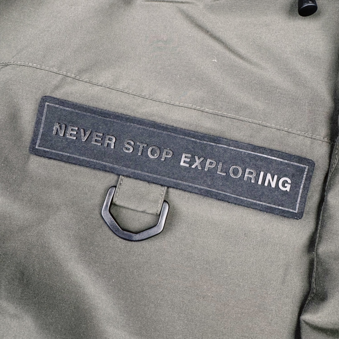 图片[9]-北面THE NORTH FACE POLAR FW22 纯色Logo徽标多口袋抽绳厚款连帽工装羽绒服冬季 男女同款 军绿色 申敏儿同款 设计理念： 这款是THE NORTH FACE 巅峰之作，高端于任何一款北面羽绒服，也是户外的登山系列，爆炸厚实，一般是在户外极寒天气穿着，基本上可以抵御零下几十度的严寒了，工艺十分复杂，并非单纯一件羽绒服那么简单，保暖程度不输大鹅，今年冬天一定需要这样一件厚实的过冬。 面料+特点： ✅ 内里填充90%正品一致的进口专用鹅绒，轻便，100%市面最高品质。 ✅ 采用经联盟RDS认证的高品质鹅绒填充，轻便不厚重且压缩后的蓬松度恢复性好。（ R·D·S不含任何不必要的动物伤害生产工序，从550蓬到950蓬不等，压缩性和温度重量也是衡量高品质，高填充度鹅线要指标） ✅单件成品1公斤以上，但是没有任何负重感，超级轻便，鹅绒广泛用于滑雪服，防寒服。 ✅原厂高密度户外防水材质，防风耐磨，防撕裂面料。 ✅ 里布380T最高标准，绝不跑绒，透气性极佳 ✅ 原版辅料五金全部原厂定做，100%还原复刻品质！ ✅多功能口袋，方便使用 ✅内里两侧印有保养清洗说明和衣服解释 ✅胸前贴饰有橡胶徽标logo ✅领口部分有防寒绒布，紧贴头颈，舒适又保暖 ✅ 原版辅料五金全部原厂定做，100%还原复刻品质，背部有内置网口袋 ✅ YKK吉田ISO9000品质顶级ZP拉链 工艺： 宽松版型，上身休闲舒适，为冬季户外提供保暖呵护，保暖性出色，穿着轻便不厚重。防潮,不易变形 ，容易清洁打理等特点，工艺成本极高 ​-选品中心