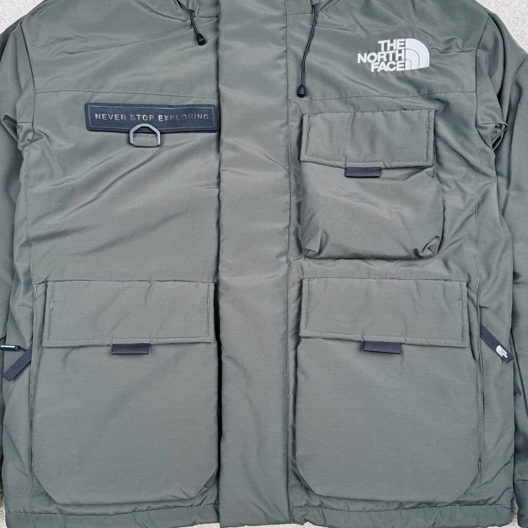 图片[7]-北面THE NORTH FACE POLAR FW22 纯色Logo徽标多口袋抽绳厚款连帽工装羽绒服冬季 男女同款 军绿色 申敏儿同款 设计理念： 这款是THE NORTH FACE 巅峰之作，高端于任何一款北面羽绒服，也是户外的登山系列，爆炸厚实，一般是在户外极寒天气穿着，基本上可以抵御零下几十度的严寒了，工艺十分复杂，并非单纯一件羽绒服那么简单，保暖程度不输大鹅，今年冬天一定需要这样一件厚实的过冬。 面料+特点： ✅ 内里填充90%正品一致的进口专用鹅绒，轻便，100%市面最高品质。 ✅ 采用经联盟RDS认证的高品质鹅绒填充，轻便不厚重且压缩后的蓬松度恢复性好。（ R·D·S不含任何不必要的动物伤害生产工序，从550蓬到950蓬不等，压缩性和温度重量也是衡量高品质，高填充度鹅线要指标） ✅单件成品1公斤以上，但是没有任何负重感，超级轻便，鹅绒广泛用于滑雪服，防寒服。 ✅原厂高密度户外防水材质，防风耐磨，防撕裂面料。 ✅ 里布380T最高标准，绝不跑绒，透气性极佳 ✅ 原版辅料五金全部原厂定做，100%还原复刻品质！ ✅多功能口袋，方便使用 ✅内里两侧印有保养清洗说明和衣服解释 ✅胸前贴饰有橡胶徽标logo ✅领口部分有防寒绒布，紧贴头颈，舒适又保暖 ✅ 原版辅料五金全部原厂定做，100%还原复刻品质，背部有内置网口袋 ✅ YKK吉田ISO9000品质顶级ZP拉链 工艺： 宽松版型，上身休闲舒适，为冬季户外提供保暖呵护，保暖性出色，穿着轻便不厚重。防潮,不易变形 ，容易清洁打理等特点，工艺成本极高 ​-选品中心