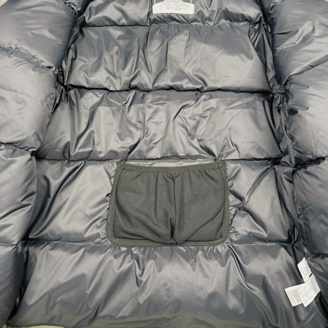 图片[12]-北面THE NORTH FACE POLAR FW22 纯色Logo徽标多口袋抽绳厚款连帽工装羽绒服冬季 男女同款 军绿色 申敏儿同款 设计理念： 这款是THE NORTH FACE 巅峰之作，高端于任何一款北面羽绒服，也是户外的登山系列，爆炸厚实，一般是在户外极寒天气穿着，基本上可以抵御零下几十度的严寒了，工艺十分复杂，并非单纯一件羽绒服那么简单，保暖程度不输大鹅，今年冬天一定需要这样一件厚实的过冬。 面料+特点： ✅ 内里填充90%正品一致的进口专用鹅绒，轻便，100%市面最高品质。 ✅ 采用经联盟RDS认证的高品质鹅绒填充，轻便不厚重且压缩后的蓬松度恢复性好。（ R·D·S不含任何不必要的动物伤害生产工序，从550蓬到950蓬不等，压缩性和温度重量也是衡量高品质，高填充度鹅线要指标） ✅单件成品1公斤以上，但是没有任何负重感，超级轻便，鹅绒广泛用于滑雪服，防寒服。 ✅原厂高密度户外防水材质，防风耐磨，防撕裂面料。 ✅ 里布380T最高标准，绝不跑绒，透气性极佳 ✅ 原版辅料五金全部原厂定做，100%还原复刻品质！ ✅多功能口袋，方便使用 ✅内里两侧印有保养清洗说明和衣服解释 ✅胸前贴饰有橡胶徽标logo ✅领口部分有防寒绒布，紧贴头颈，舒适又保暖 ✅ 原版辅料五金全部原厂定做，100%还原复刻品质，背部有内置网口袋 ✅ YKK吉田ISO9000品质顶级ZP拉链 工艺： 宽松版型，上身休闲舒适，为冬季户外提供保暖呵护，保暖性出色，穿着轻便不厚重。防潮,不易变形 ，容易清洁打理等特点，工艺成本极高 ​-选品中心