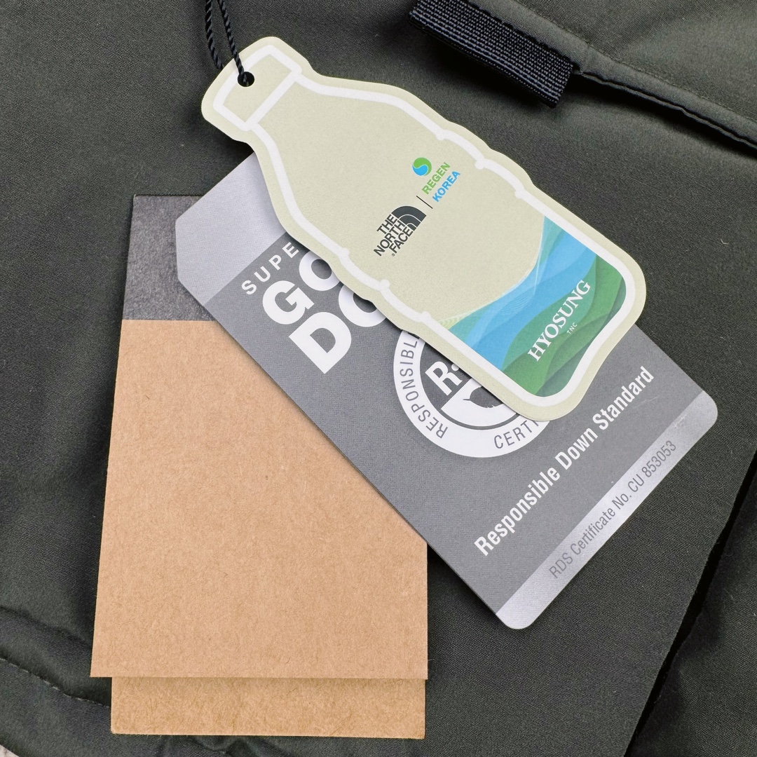 图片[11]-北面THE NORTH FACE POLAR FW22 纯色Logo徽标多口袋抽绳厚款连帽工装羽绒服冬季 男女同款 军绿色 申敏儿同款 设计理念： 这款是THE NORTH FACE 巅峰之作，高端于任何一款北面羽绒服，也是户外的登山系列，爆炸厚实，一般是在户外极寒天气穿着，基本上可以抵御零下几十度的严寒了，工艺十分复杂，并非单纯一件羽绒服那么简单，保暖程度不输大鹅，今年冬天一定需要这样一件厚实的过冬。 面料+特点： ✅ 内里填充90%正品一致的进口专用鹅绒，轻便，100%市面最高品质。 ✅ 采用经联盟RDS认证的高品质鹅绒填充，轻便不厚重且压缩后的蓬松度恢复性好。（ R·D·S不含任何不必要的动物伤害生产工序，从550蓬到950蓬不等，压缩性和温度重量也是衡量高品质，高填充度鹅线要指标） ✅单件成品1公斤以上，但是没有任何负重感，超级轻便，鹅绒广泛用于滑雪服，防寒服。 ✅原厂高密度户外防水材质，防风耐磨，防撕裂面料。 ✅ 里布380T最高标准，绝不跑绒，透气性极佳 ✅ 原版辅料五金全部原厂定做，100%还原复刻品质！ ✅多功能口袋，方便使用 ✅内里两侧印有保养清洗说明和衣服解释 ✅胸前贴饰有橡胶徽标logo ✅领口部分有防寒绒布，紧贴头颈，舒适又保暖 ✅ 原版辅料五金全部原厂定做，100%还原复刻品质，背部有内置网口袋 ✅ YKK吉田ISO9000品质顶级ZP拉链 工艺： 宽松版型，上身休闲舒适，为冬季户外提供保暖呵护，保暖性出色，穿着轻便不厚重。防潮,不易变形 ，容易清洁打理等特点，工艺成本极高 ​-选品中心