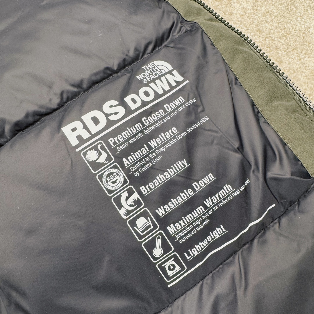 图片[15]-北面THE NORTH FACE POLAR FW22 纯色Logo徽标多口袋抽绳厚款连帽工装羽绒服冬季 男女同款 军绿色 申敏儿同款 设计理念： 这款是THE NORTH FACE 巅峰之作，高端于任何一款北面羽绒服，也是户外的登山系列，爆炸厚实，一般是在户外极寒天气穿着，基本上可以抵御零下几十度的严寒了，工艺十分复杂，并非单纯一件羽绒服那么简单，保暖程度不输大鹅，今年冬天一定需要这样一件厚实的过冬。 面料+特点： ✅ 内里填充90%正品一致的进口专用鹅绒，轻便，100%市面最高品质。 ✅ 采用经联盟RDS认证的高品质鹅绒填充，轻便不厚重且压缩后的蓬松度恢复性好。（ R·D·S不含任何不必要的动物伤害生产工序，从550蓬到950蓬不等，压缩性和温度重量也是衡量高品质，高填充度鹅线要指标） ✅单件成品1公斤以上，但是没有任何负重感，超级轻便，鹅绒广泛用于滑雪服，防寒服。 ✅原厂高密度户外防水材质，防风耐磨，防撕裂面料。 ✅ 里布380T最高标准，绝不跑绒，透气性极佳 ✅ 原版辅料五金全部原厂定做，100%还原复刻品质！ ✅多功能口袋，方便使用 ✅内里两侧印有保养清洗说明和衣服解释 ✅胸前贴饰有橡胶徽标logo ✅领口部分有防寒绒布，紧贴头颈，舒适又保暖 ✅ 原版辅料五金全部原厂定做，100%还原复刻品质，背部有内置网口袋 ✅ YKK吉田ISO9000品质顶级ZP拉链 工艺： 宽松版型，上身休闲舒适，为冬季户外提供保暖呵护，保暖性出色，穿着轻便不厚重。防潮,不易变形 ，容易清洁打理等特点，工艺成本极高 ​-选品中心