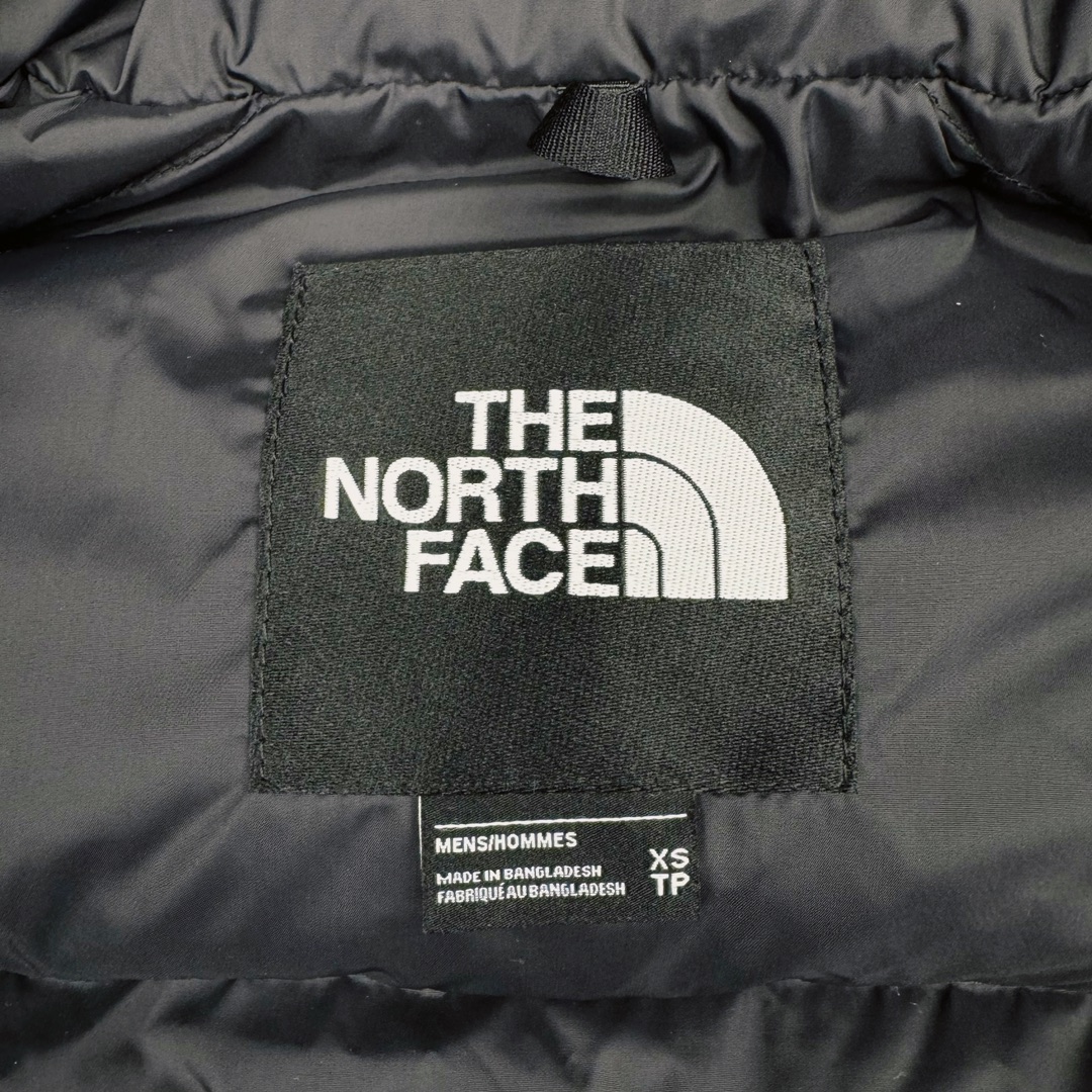 图片[18]-＃TZD TheNorthFace 1996 Nuptse 4NCH 北面拼色户外经典潮牌羽绒服 美国原厂原版数据开版 比例协调、宽松、保暖、时尚 真正原厂内部数据 最大可穿至230斤左右【非市面为节约成本而缩小版型】建议对比尺码表参数 全新进口百灵达绣花机定制万针电绣 采用进口7号针 进口绣线 保证每字饱满、立体、清晰 可称最贵绣标 采用国标90白鸭绒填充 保暖性能更出色 轻便不厚重 压缩后的蓬松度恢复性好 原厂定制40D格子四级防水布料 独家采用原版一致单层布料做法【非市面通货内加胆布】采用单层布料考验了布料及羽绒必须要达标 防止跑绒 并保证手感及膨松度 内里采用尼龙nylon双重双层封禁设计 不会出现任何跑绒现象 内置抽拉绳扣的可调节下摆 可防风防寒 拉链采用吉田YKK原厂定制 刻字清晰 质感完美顺滑 建议比较可供过毒验货 辅料及扣子均采用原版一样铜芯弹簧【非市面铁芯弹簧】可对比了解更多细节 只做市场最高版本 袖口六角扣标志着同步原版一样的六角扣 真正做到和原版一摸一样 不诋毁 不浮夸 真实且不需要太多文案 因为专注 所以专业！ 尺码：XS S M L XL XXL-选品中心