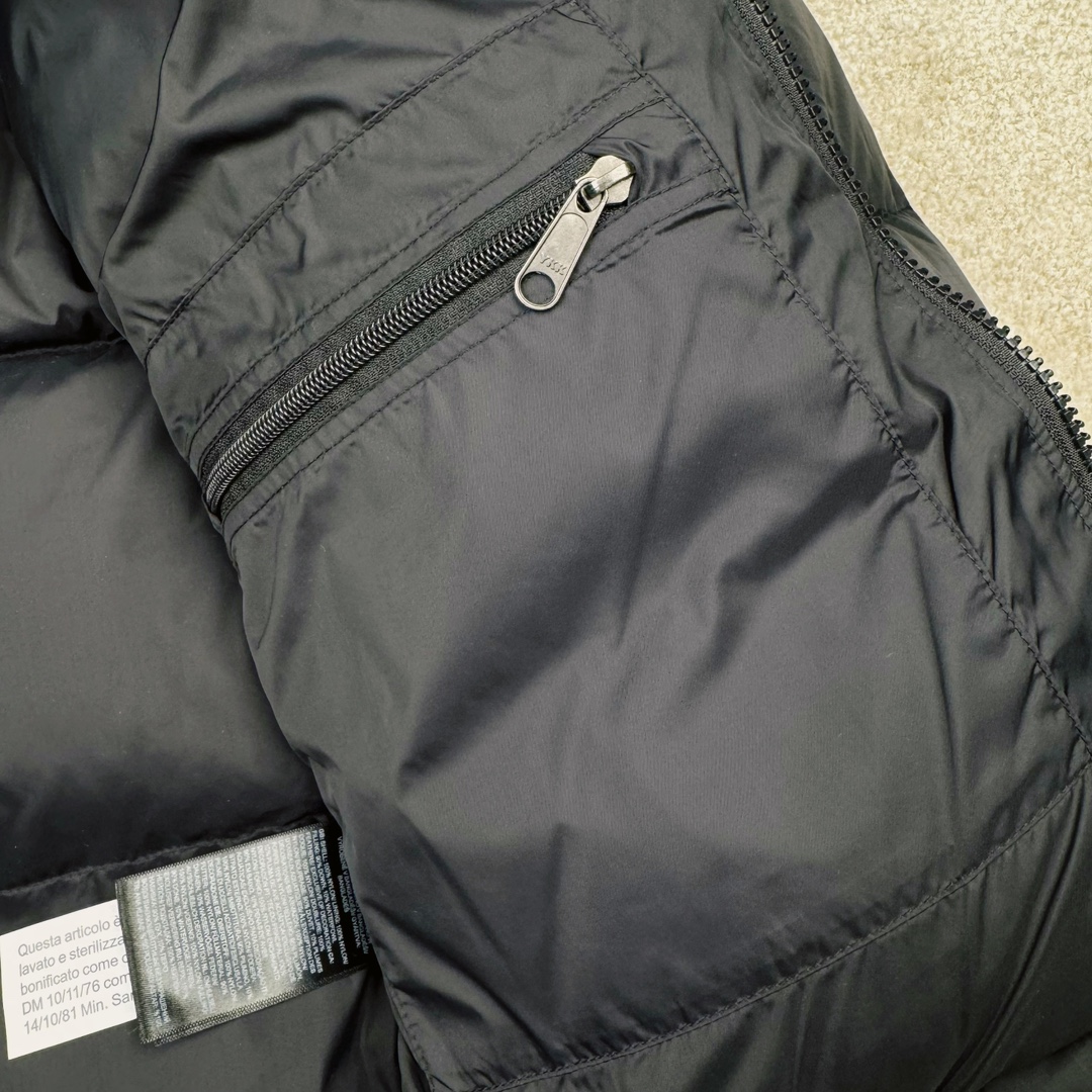 图片[16]-＃TZD TheNorthFace 1996 Nuptse 4NCH 北面拼色户外经典潮牌羽绒服 美国原厂原版数据开版 比例协调、宽松、保暖、时尚 真正原厂内部数据 最大可穿至230斤左右【非市面为节约成本而缩小版型】建议对比尺码表参数 全新进口百灵达绣花机定制万针电绣 采用进口7号针 进口绣线 保证每字饱满、立体、清晰 可称最贵绣标 采用国标90白鸭绒填充 保暖性能更出色 轻便不厚重 压缩后的蓬松度恢复性好 原厂定制40D格子四级防水布料 独家采用原版一致单层布料做法【非市面通货内加胆布】采用单层布料考验了布料及羽绒必须要达标 防止跑绒 并保证手感及膨松度 内里采用尼龙nylon双重双层封禁设计 不会出现任何跑绒现象 内置抽拉绳扣的可调节下摆 可防风防寒 拉链采用吉田YKK原厂定制 刻字清晰 质感完美顺滑 建议比较可供过毒验货 辅料及扣子均采用原版一样铜芯弹簧【非市面铁芯弹簧】可对比了解更多细节 只做市场最高版本 袖口六角扣标志着同步原版一样的六角扣 真正做到和原版一摸一样 不诋毁 不浮夸 真实且不需要太多文案 因为专注 所以专业！ 尺码：XS S M L XL XXL-选品中心