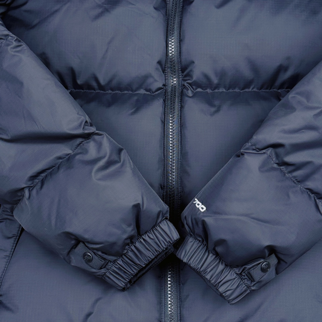 图片[7]-＃TZD TheNorthFace 1996 Nuptse 4NCH 北面拼色户外经典潮牌羽绒服 美国原厂原版数据开版 比例协调、宽松、保暖、时尚 真正原厂内部数据 最大可穿至230斤左右【非市面为节约成本而缩小版型】建议对比尺码表参数 全新进口百灵达绣花机定制万针电绣 采用进口7号针 进口绣线 保证每字饱满、立体、清晰 可称最贵绣标 采用国标90白鸭绒填充 保暖性能更出色 轻便不厚重 压缩后的蓬松度恢复性好 原厂定制40D格子四级防水布料 独家采用原版一致单层布料做法【非市面通货内加胆布】采用单层布料考验了布料及羽绒必须要达标 防止跑绒 并保证手感及膨松度 内里采用尼龙nylon双重双层封禁设计 不会出现任何跑绒现象 内置抽拉绳扣的可调节下摆 可防风防寒 拉链采用吉田YKK原厂定制 刻字清晰 质感完美顺滑 建议比较可供过毒验货 辅料及扣子均采用原版一样铜芯弹簧【非市面铁芯弹簧】可对比了解更多细节 只做市场最高版本 袖口六角扣标志着同步原版一样的六角扣 真正做到和原版一摸一样 不诋毁 不浮夸 真实且不需要太多文案 因为专注 所以专业！ 尺码：XS S M L XL XXL-选品中心