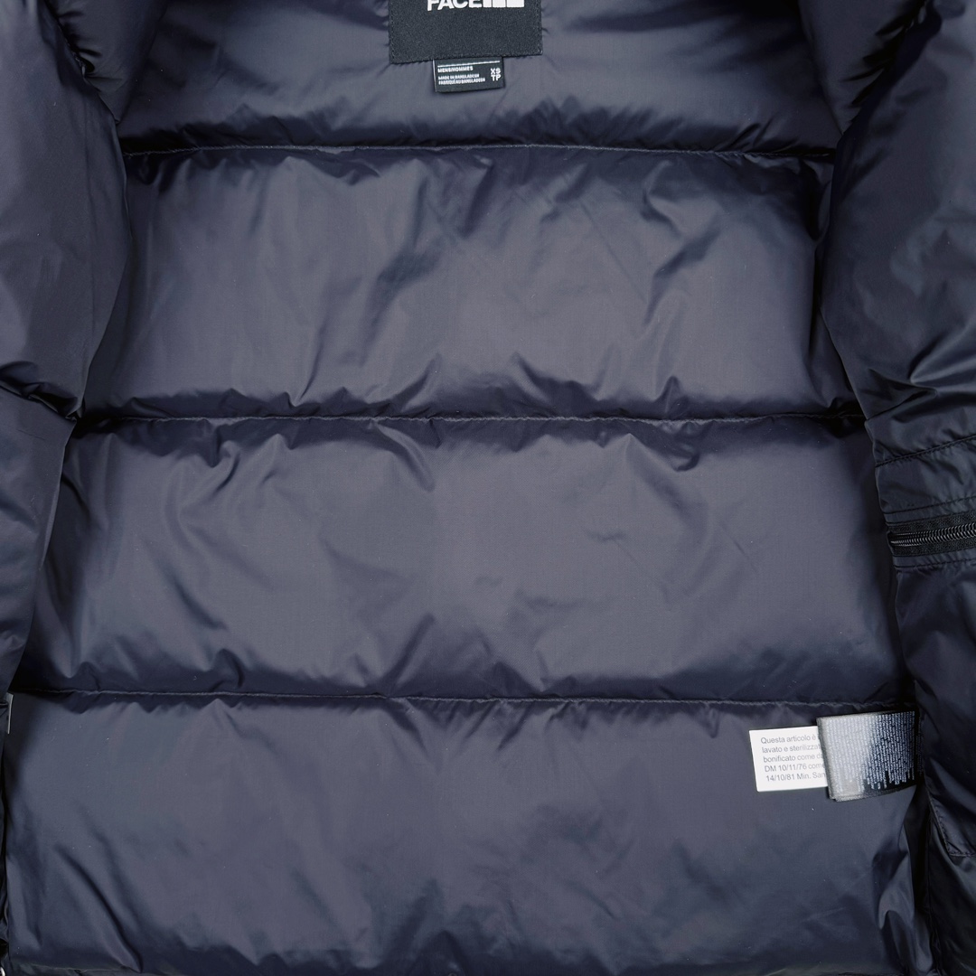 图片[14]-＃TZD TheNorthFace 1996 Nuptse 4NCH 北面拼色户外经典潮牌羽绒服 美国原厂原版数据开版 比例协调、宽松、保暖、时尚 真正原厂内部数据 最大可穿至230斤左右【非市面为节约成本而缩小版型】建议对比尺码表参数 全新进口百灵达绣花机定制万针电绣 采用进口7号针 进口绣线 保证每字饱满、立体、清晰 可称最贵绣标 采用国标90白鸭绒填充 保暖性能更出色 轻便不厚重 压缩后的蓬松度恢复性好 原厂定制40D格子四级防水布料 独家采用原版一致单层布料做法【非市面通货内加胆布】采用单层布料考验了布料及羽绒必须要达标 防止跑绒 并保证手感及膨松度 内里采用尼龙nylon双重双层封禁设计 不会出现任何跑绒现象 内置抽拉绳扣的可调节下摆 可防风防寒 拉链采用吉田YKK原厂定制 刻字清晰 质感完美顺滑 建议比较可供过毒验货 辅料及扣子均采用原版一样铜芯弹簧【非市面铁芯弹簧】可对比了解更多细节 只做市场最高版本 袖口六角扣标志着同步原版一样的六角扣 真正做到和原版一摸一样 不诋毁 不浮夸 真实且不需要太多文案 因为专注 所以专业！ 尺码：XS S M L XL XXL-选品中心
