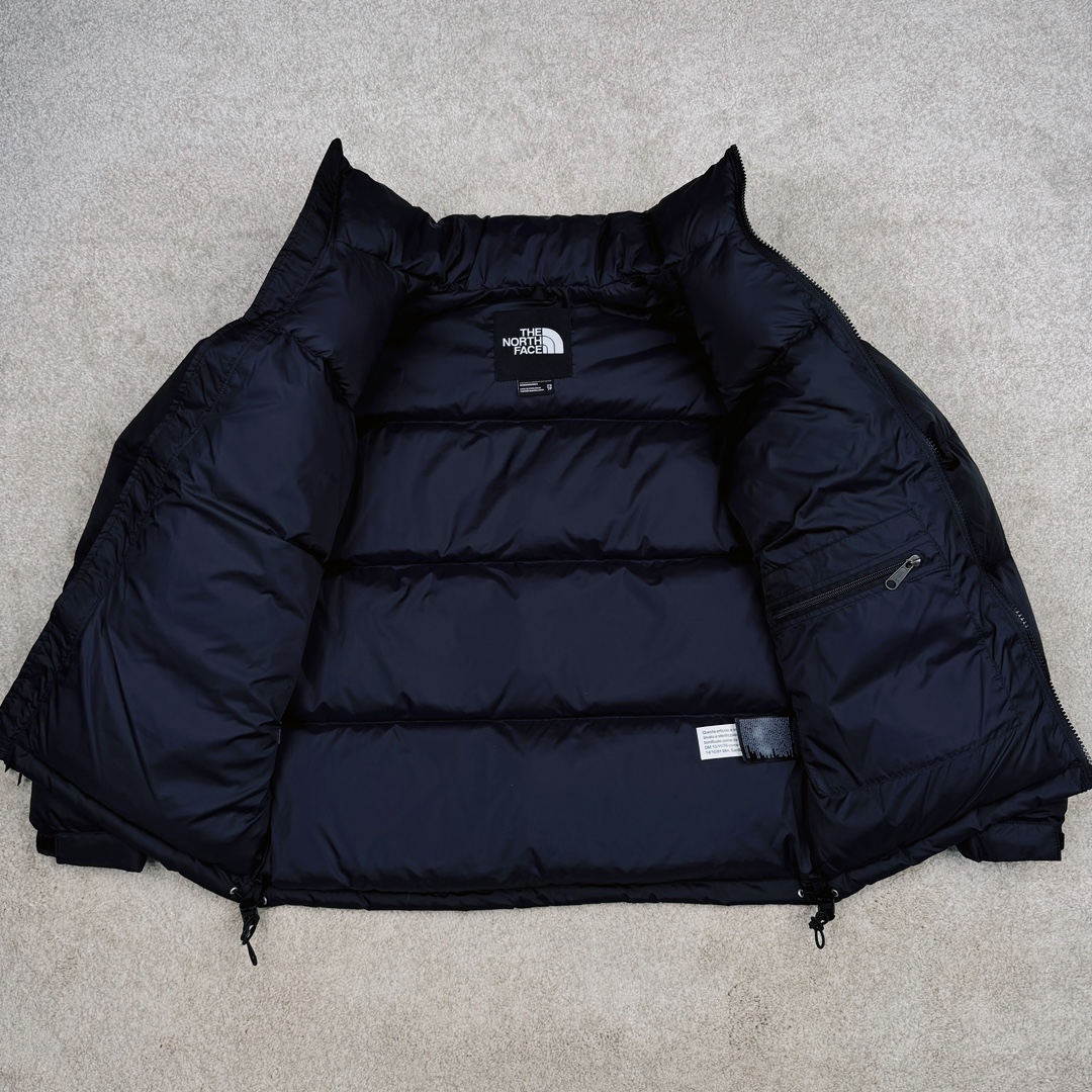 图片[3]-＃TZD TheNorthFace 1996 Nuptse 4NCH 北面拼色户外经典潮牌羽绒服 美国原厂原版数据开版 比例协调、宽松、保暖、时尚 真正原厂内部数据 最大可穿至230斤左右【非市面为节约成本而缩小版型】建议对比尺码表参数 全新进口百灵达绣花机定制万针电绣 采用进口7号针 进口绣线 保证每字饱满、立体、清晰 可称最贵绣标 采用国标90白鸭绒填充 保暖性能更出色 轻便不厚重 压缩后的蓬松度恢复性好 原厂定制40D格子四级防水布料 独家采用原版一致单层布料做法【非市面通货内加胆布】采用单层布料考验了布料及羽绒必须要达标 防止跑绒 并保证手感及膨松度 内里采用尼龙nylon双重双层封禁设计 不会出现任何跑绒现象 内置抽拉绳扣的可调节下摆 可防风防寒 拉链采用吉田YKK原厂定制 刻字清晰 质感完美顺滑 建议比较可供过毒验货 辅料及扣子均采用原版一样铜芯弹簧【非市面铁芯弹簧】可对比了解更多细节 只做市场最高版本 袖口六角扣标志着同步原版一样的六角扣 真正做到和原版一摸一样 不诋毁 不浮夸 真实且不需要太多文案 因为专注 所以专业！ 尺码：XS S M L XL XXL-选品中心