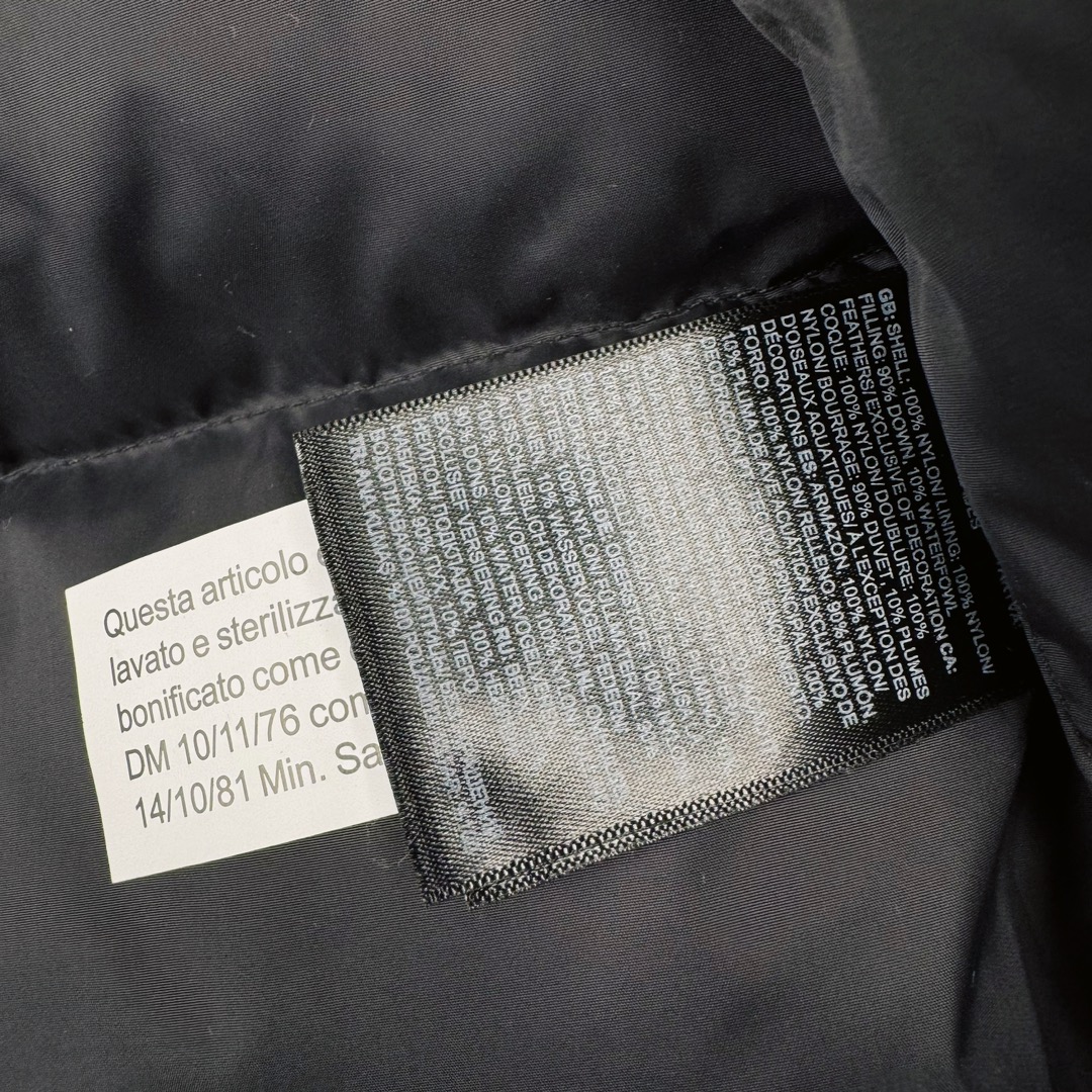 图片[17]-＃TZD TheNorthFace 1996 Nuptse 4NCH 北面拼色户外经典潮牌羽绒服 美国原厂原版数据开版 比例协调、宽松、保暖、时尚 真正原厂内部数据 最大可穿至230斤左右【非市面为节约成本而缩小版型】建议对比尺码表参数 全新进口百灵达绣花机定制万针电绣 采用进口7号针 进口绣线 保证每字饱满、立体、清晰 可称最贵绣标 采用国标90白鸭绒填充 保暖性能更出色 轻便不厚重 压缩后的蓬松度恢复性好 原厂定制40D格子四级防水布料 独家采用原版一致单层布料做法【非市面通货内加胆布】采用单层布料考验了布料及羽绒必须要达标 防止跑绒 并保证手感及膨松度 内里采用尼龙nylon双重双层封禁设计 不会出现任何跑绒现象 内置抽拉绳扣的可调节下摆 可防风防寒 拉链采用吉田YKK原厂定制 刻字清晰 质感完美顺滑 建议比较可供过毒验货 辅料及扣子均采用原版一样铜芯弹簧【非市面铁芯弹簧】可对比了解更多细节 只做市场最高版本 袖口六角扣标志着同步原版一样的六角扣 真正做到和原版一摸一样 不诋毁 不浮夸 真实且不需要太多文案 因为专注 所以专业！ 尺码：XS S M L XL XXL-选品中心