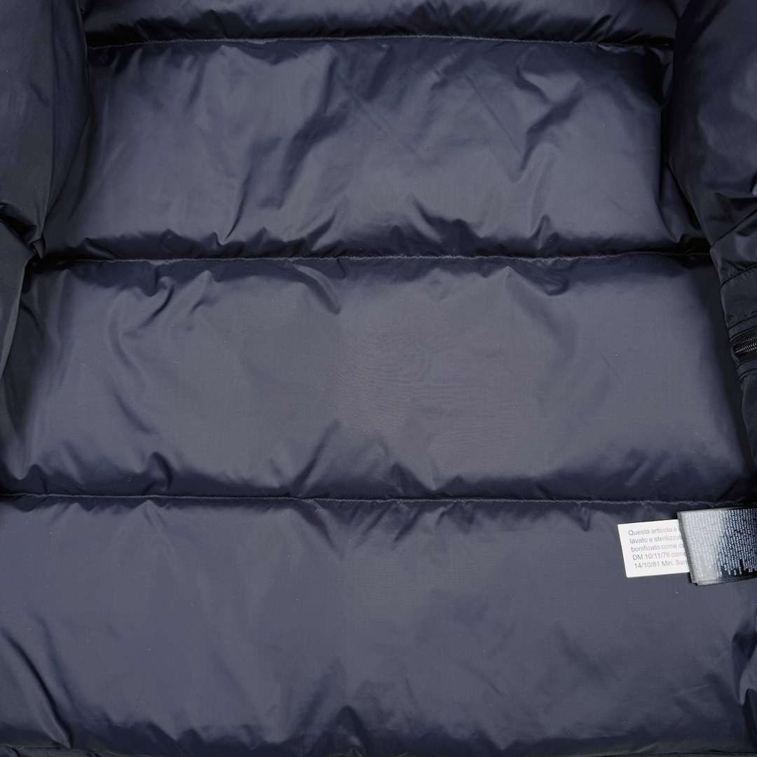 图片[15]-＃TZD TheNorthFace 1996 Nuptse 4NCH 北面拼色户外经典潮牌羽绒服 美国原厂原版数据开版 比例协调、宽松、保暖、时尚 真正原厂内部数据 最大可穿至230斤左右【非市面为节约成本而缩小版型】建议对比尺码表参数 全新进口百灵达绣花机定制万针电绣 采用进口7号针 进口绣线 保证每字饱满、立体、清晰 可称最贵绣标 采用国标90白鸭绒填充 保暖性能更出色 轻便不厚重 压缩后的蓬松度恢复性好 原厂定制40D格子四级防水布料 独家采用原版一致单层布料做法【非市面通货内加胆布】采用单层布料考验了布料及羽绒必须要达标 防止跑绒 并保证手感及膨松度 内里采用尼龙nylon双重双层封禁设计 不会出现任何跑绒现象 内置抽拉绳扣的可调节下摆 可防风防寒 拉链采用吉田YKK原厂定制 刻字清晰 质感完美顺滑 建议比较可供过毒验货 辅料及扣子均采用原版一样铜芯弹簧【非市面铁芯弹簧】可对比了解更多细节 只做市场最高版本 袖口六角扣标志着同步原版一样的六角扣 真正做到和原版一摸一样 不诋毁 不浮夸 真实且不需要太多文案 因为专注 所以专业！ 尺码：XS S M L XL XXL-选品中心