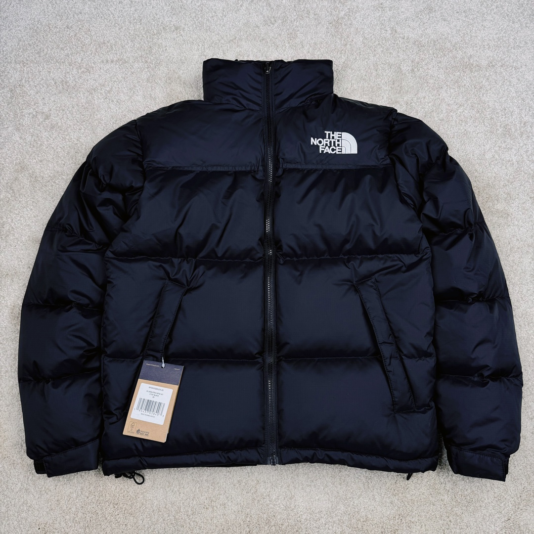 ＃TZD TheNorthFace 1996 Nuptse 4NCH 北面拼色户外经典潮牌羽绒服 美国原厂原版数据开版 比例协调、宽松、保暖、时尚 真正原厂内部数据 最大可穿至230斤左右【非市面为节约成本而缩小版型】建议对比尺码表参数 全新进口百灵达绣花机定制万针电绣 采用进口7号针 进口绣线 保证每字饱满、立体、清晰 可称最贵绣标 采用国标90白鸭绒填充 保暖性能更出色 轻便不厚重 压缩后的蓬松度恢复性好 原厂定制40D格子四级防水布料 独家采用原版一致单层布料做法【非市面通货内加胆布】采用单层布料考验了布料及羽绒必须要达标 防止跑绒 并保证手感及膨松度 内里采用尼龙nylon双重双层封禁设计 不会出现任何跑绒现象 内置抽拉绳扣的可调节下摆 可防风防寒 拉链采用吉田YKK原厂定制 刻字清晰 质感完美顺滑 建议比较可供过毒验货 辅料及扣子均采用原版一样铜芯弹簧【非市面铁芯弹簧】可对比了解更多细节 只做市场最高版本 袖口六角扣标志着同步原版一样的六角扣 真正做到和原版一摸一样 不诋毁 不浮夸 真实且不需要太多文案 因为专注 所以专业！ 尺码：XS S M L XL XXL-选品中心