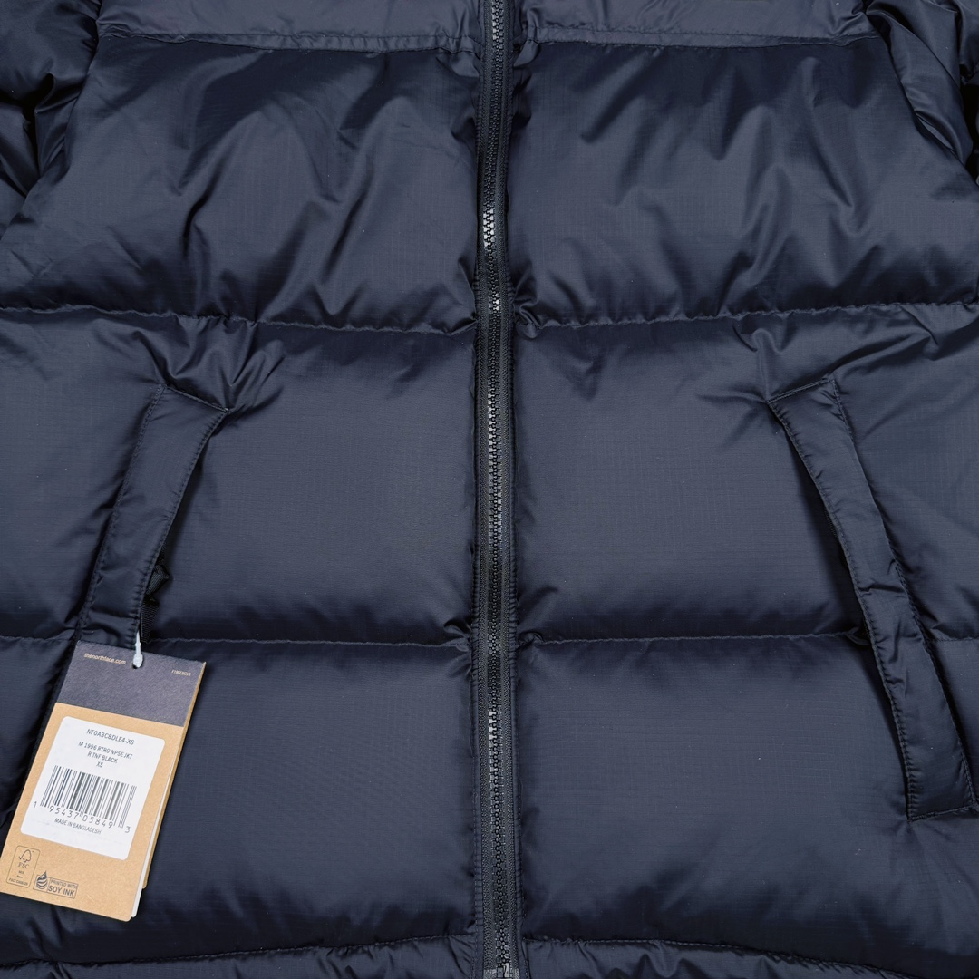 图片[8]-＃TZD TheNorthFace 1996 Nuptse 4NCH 北面拼色户外经典潮牌羽绒服 美国原厂原版数据开版 比例协调、宽松、保暖、时尚 真正原厂内部数据 最大可穿至230斤左右【非市面为节约成本而缩小版型】建议对比尺码表参数 全新进口百灵达绣花机定制万针电绣 采用进口7号针 进口绣线 保证每字饱满、立体、清晰 可称最贵绣标 采用国标90白鸭绒填充 保暖性能更出色 轻便不厚重 压缩后的蓬松度恢复性好 原厂定制40D格子四级防水布料 独家采用原版一致单层布料做法【非市面通货内加胆布】采用单层布料考验了布料及羽绒必须要达标 防止跑绒 并保证手感及膨松度 内里采用尼龙nylon双重双层封禁设计 不会出现任何跑绒现象 内置抽拉绳扣的可调节下摆 可防风防寒 拉链采用吉田YKK原厂定制 刻字清晰 质感完美顺滑 建议比较可供过毒验货 辅料及扣子均采用原版一样铜芯弹簧【非市面铁芯弹簧】可对比了解更多细节 只做市场最高版本 袖口六角扣标志着同步原版一样的六角扣 真正做到和原版一摸一样 不诋毁 不浮夸 真实且不需要太多文案 因为专注 所以专业！ 尺码：XS S M L XL XXL-选品中心