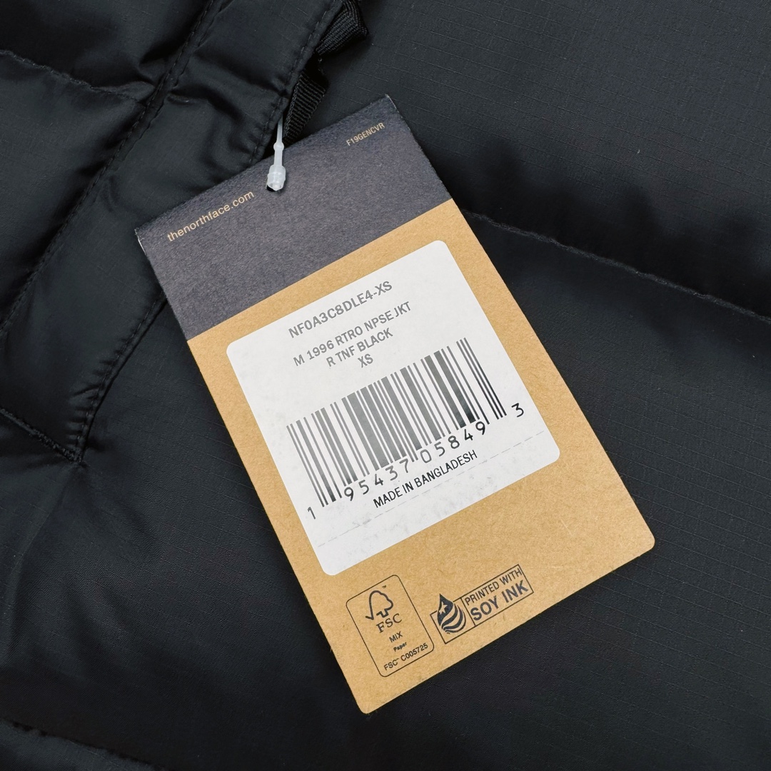 图片[11]-＃TZD TheNorthFace 1996 Nuptse 4NCH 北面拼色户外经典潮牌羽绒服 美国原厂原版数据开版 比例协调、宽松、保暖、时尚 真正原厂内部数据 最大可穿至230斤左右【非市面为节约成本而缩小版型】建议对比尺码表参数 全新进口百灵达绣花机定制万针电绣 采用进口7号针 进口绣线 保证每字饱满、立体、清晰 可称最贵绣标 采用国标90白鸭绒填充 保暖性能更出色 轻便不厚重 压缩后的蓬松度恢复性好 原厂定制40D格子四级防水布料 独家采用原版一致单层布料做法【非市面通货内加胆布】采用单层布料考验了布料及羽绒必须要达标 防止跑绒 并保证手感及膨松度 内里采用尼龙nylon双重双层封禁设计 不会出现任何跑绒现象 内置抽拉绳扣的可调节下摆 可防风防寒 拉链采用吉田YKK原厂定制 刻字清晰 质感完美顺滑 建议比较可供过毒验货 辅料及扣子均采用原版一样铜芯弹簧【非市面铁芯弹簧】可对比了解更多细节 只做市场最高版本 袖口六角扣标志着同步原版一样的六角扣 真正做到和原版一摸一样 不诋毁 不浮夸 真实且不需要太多文案 因为专注 所以专业！ 尺码：XS S M L XL XXL-选品中心