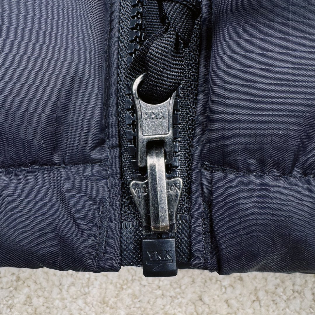 图片[19]-＃TZD TheNorthFace 1996 Nuptse 4NCH 北面拼色户外经典潮牌羽绒服 美国原厂原版数据开版 比例协调、宽松、保暖、时尚 真正原厂内部数据 最大可穿至230斤左右【非市面为节约成本而缩小版型】建议对比尺码表参数 全新进口百灵达绣花机定制万针电绣 采用进口7号针 进口绣线 保证每字饱满、立体、清晰 可称最贵绣标 采用国标90白鸭绒填充 保暖性能更出色 轻便不厚重 压缩后的蓬松度恢复性好 原厂定制40D格子四级防水布料 独家采用原版一致单层布料做法【非市面通货内加胆布】采用单层布料考验了布料及羽绒必须要达标 防止跑绒 并保证手感及膨松度 内里采用尼龙nylon双重双层封禁设计 不会出现任何跑绒现象 内置抽拉绳扣的可调节下摆 可防风防寒 拉链采用吉田YKK原厂定制 刻字清晰 质感完美顺滑 建议比较可供过毒验货 辅料及扣子均采用原版一样铜芯弹簧【非市面铁芯弹簧】可对比了解更多细节 只做市场最高版本 袖口六角扣标志着同步原版一样的六角扣 真正做到和原版一摸一样 不诋毁 不浮夸 真实且不需要太多文案 因为专注 所以专业！ 尺码：XS S M L XL XXL-选品中心