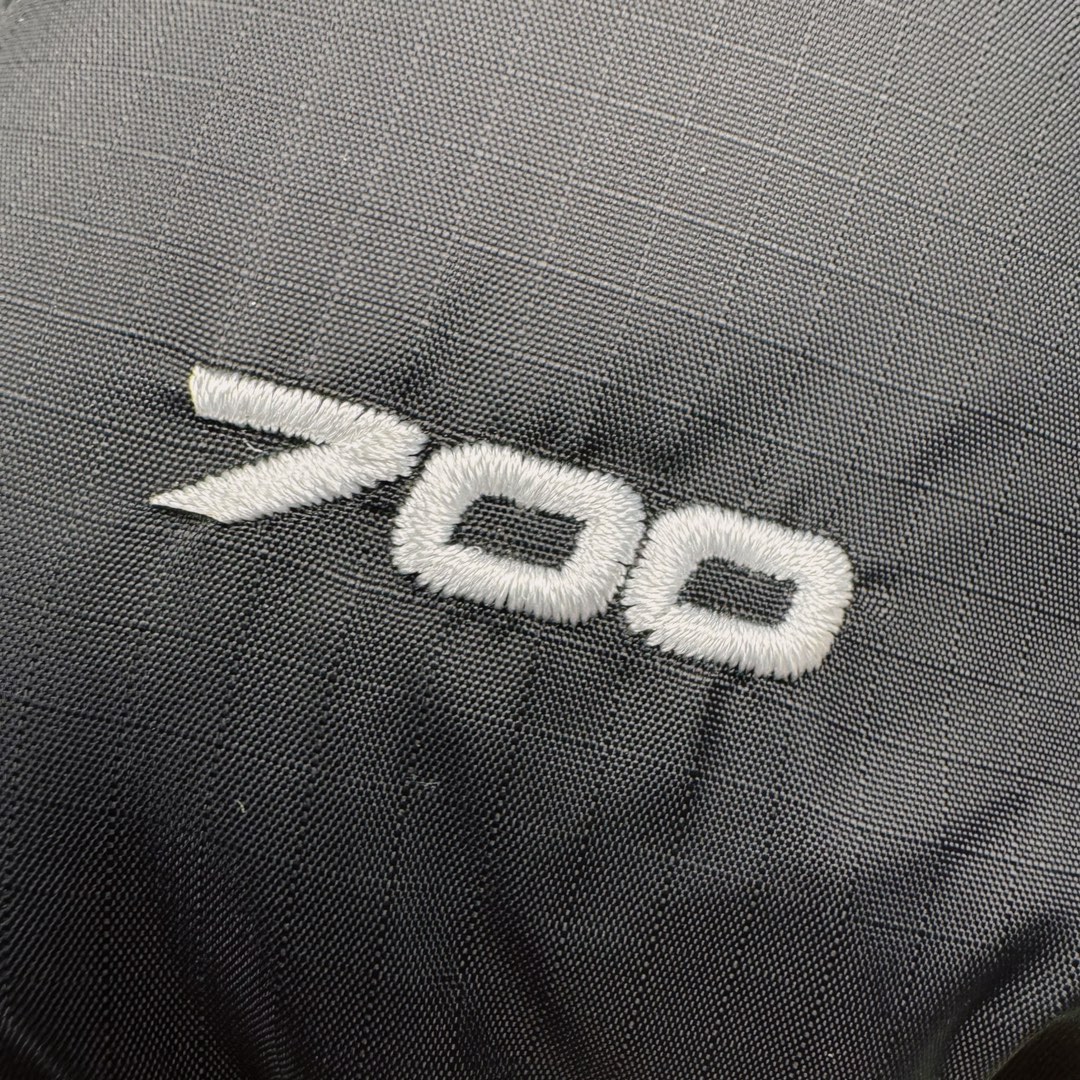 图片[12]-＃TZD TheNorthFace 1996 Nuptse 4NCH 北面拼色户外经典潮牌羽绒服 美国原厂原版数据开版 比例协调、宽松、保暖、时尚 真正原厂内部数据 最大可穿至230斤左右【非市面为节约成本而缩小版型】建议对比尺码表参数 全新进口百灵达绣花机定制万针电绣 采用进口7号针 进口绣线 保证每字饱满、立体、清晰 可称最贵绣标 采用国标90白鸭绒填充 保暖性能更出色 轻便不厚重 压缩后的蓬松度恢复性好 原厂定制40D格子四级防水布料 独家采用原版一致单层布料做法【非市面通货内加胆布】采用单层布料考验了布料及羽绒必须要达标 防止跑绒 并保证手感及膨松度 内里采用尼龙nylon双重双层封禁设计 不会出现任何跑绒现象 内置抽拉绳扣的可调节下摆 可防风防寒 拉链采用吉田YKK原厂定制 刻字清晰 质感完美顺滑 建议比较可供过毒验货 辅料及扣子均采用原版一样铜芯弹簧【非市面铁芯弹簧】可对比了解更多细节 只做市场最高版本 袖口六角扣标志着同步原版一样的六角扣 真正做到和原版一摸一样 不诋毁 不浮夸 真实且不需要太多文案 因为专注 所以专业！ 尺码：XS S M L XL XXL-选品中心