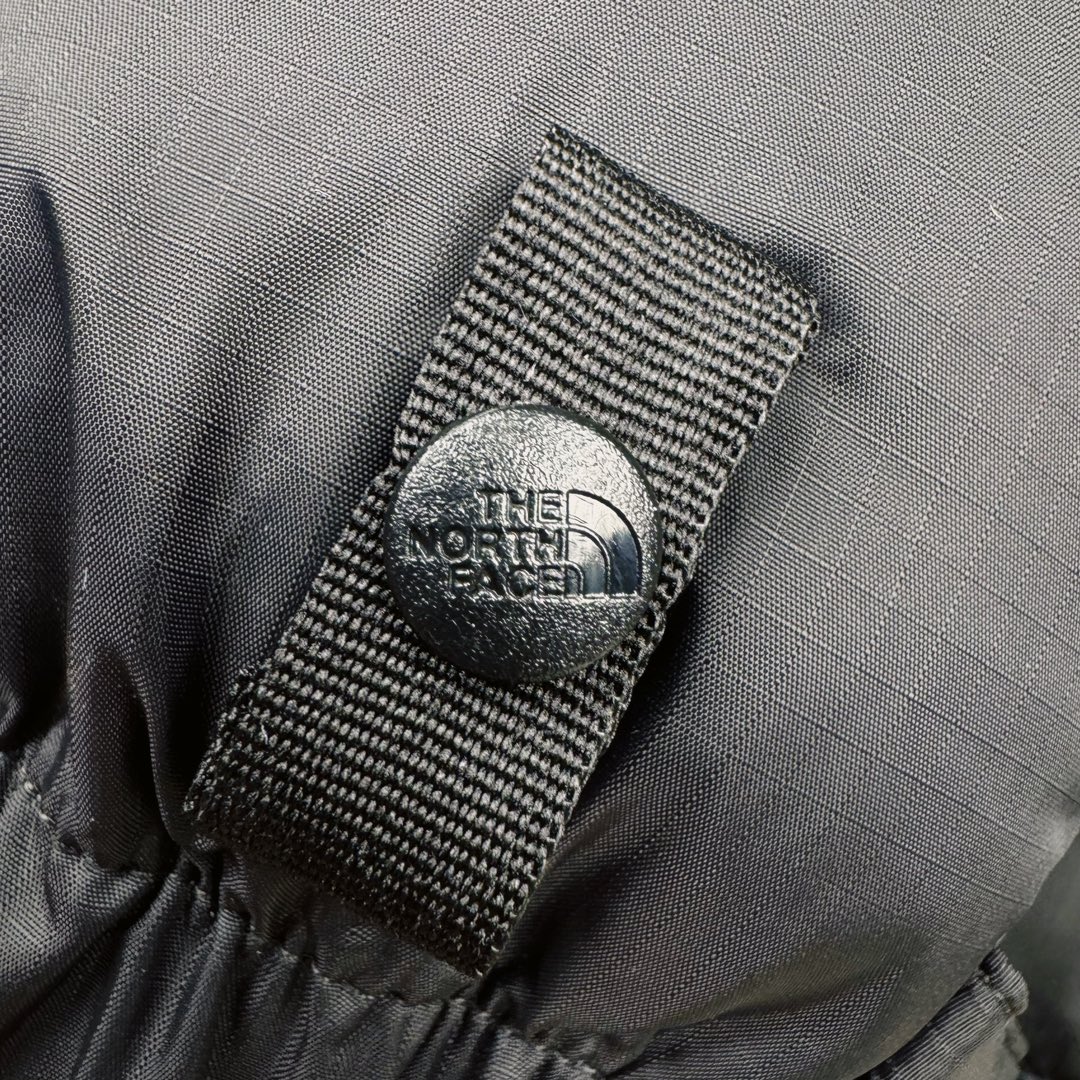 图片[20]-＃TZD TheNorthFace 1996 Nuptse 4NCH 北面拼色户外经典潮牌羽绒服 美国原厂原版数据开版 比例协调、宽松、保暖、时尚 真正原厂内部数据 最大可穿至230斤左右【非市面为节约成本而缩小版型】建议对比尺码表参数 全新进口百灵达绣花机定制万针电绣 采用进口7号针 进口绣线 保证每字饱满、立体、清晰 可称最贵绣标 采用国标90白鸭绒填充 保暖性能更出色 轻便不厚重 压缩后的蓬松度恢复性好 原厂定制40D格子四级防水布料 独家采用原版一致单层布料做法【非市面通货内加胆布】采用单层布料考验了布料及羽绒必须要达标 防止跑绒 并保证手感及膨松度 内里采用尼龙nylon双重双层封禁设计 不会出现任何跑绒现象 内置抽拉绳扣的可调节下摆 可防风防寒 拉链采用吉田YKK原厂定制 刻字清晰 质感完美顺滑 建议比较可供过毒验货 辅料及扣子均采用原版一样铜芯弹簧【非市面铁芯弹簧】可对比了解更多细节 只做市场最高版本 袖口六角扣标志着同步原版一样的六角扣 真正做到和原版一摸一样 不诋毁 不浮夸 真实且不需要太多文案 因为专注 所以专业！ 尺码：XS S M L XL XXL-选品中心