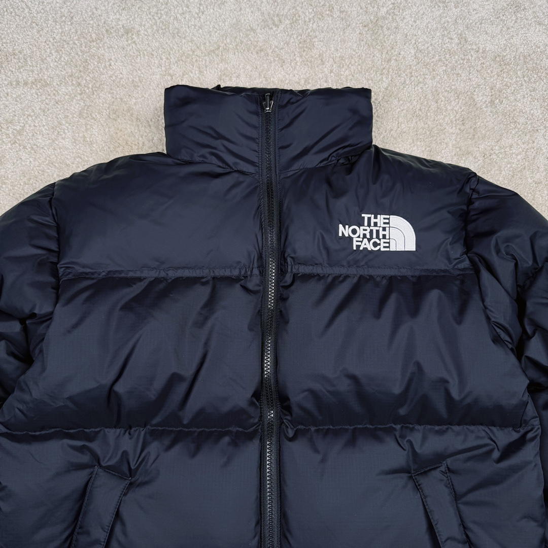 图片[4]-＃TZD TheNorthFace 1996 Nuptse 4NCH 北面拼色户外经典潮牌羽绒服 美国原厂原版数据开版 比例协调、宽松、保暖、时尚 真正原厂内部数据 最大可穿至230斤左右【非市面为节约成本而缩小版型】建议对比尺码表参数 全新进口百灵达绣花机定制万针电绣 采用进口7号针 进口绣线 保证每字饱满、立体、清晰 可称最贵绣标 采用国标90白鸭绒填充 保暖性能更出色 轻便不厚重 压缩后的蓬松度恢复性好 原厂定制40D格子四级防水布料 独家采用原版一致单层布料做法【非市面通货内加胆布】采用单层布料考验了布料及羽绒必须要达标 防止跑绒 并保证手感及膨松度 内里采用尼龙nylon双重双层封禁设计 不会出现任何跑绒现象 内置抽拉绳扣的可调节下摆 可防风防寒 拉链采用吉田YKK原厂定制 刻字清晰 质感完美顺滑 建议比较可供过毒验货 辅料及扣子均采用原版一样铜芯弹簧【非市面铁芯弹簧】可对比了解更多细节 只做市场最高版本 袖口六角扣标志着同步原版一样的六角扣 真正做到和原版一摸一样 不诋毁 不浮夸 真实且不需要太多文案 因为专注 所以专业！ 尺码：XS S M L XL XXL-选品中心