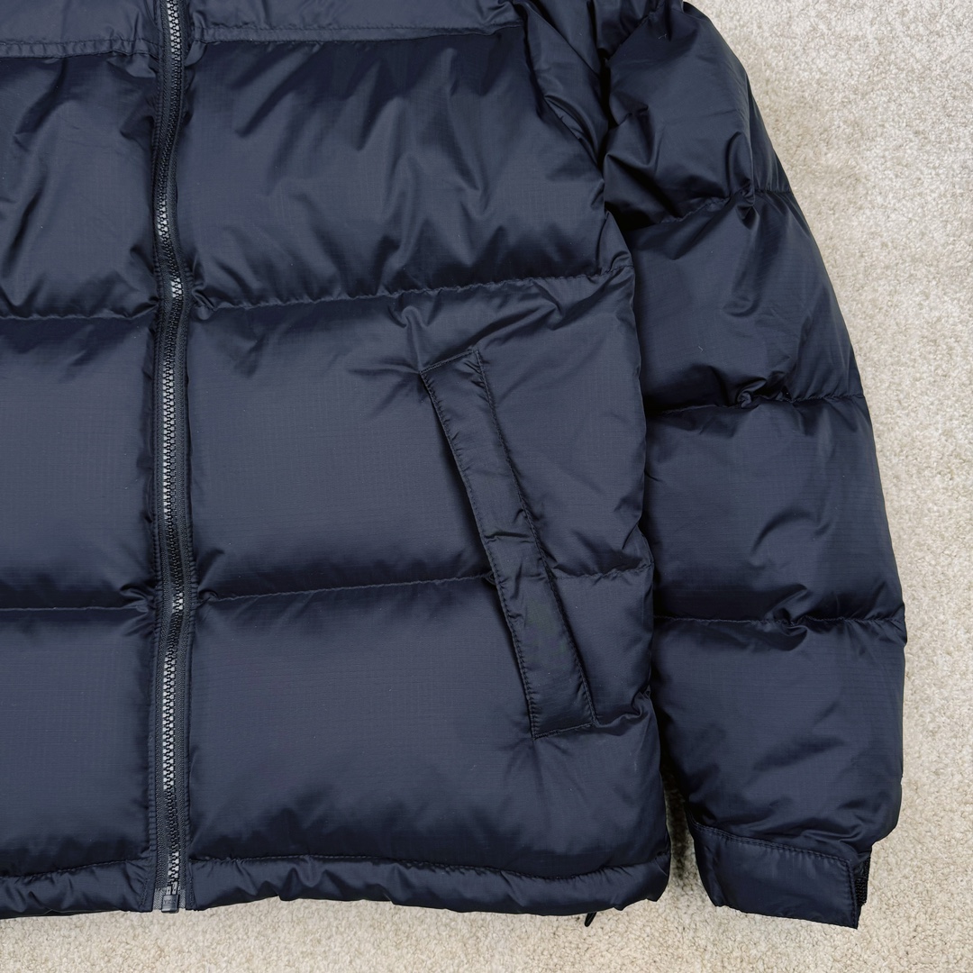 图片[6]-＃TZD TheNorthFace 1996 Nuptse 4NCH 北面拼色户外经典潮牌羽绒服 美国原厂原版数据开版 比例协调、宽松、保暖、时尚 真正原厂内部数据 最大可穿至230斤左右【非市面为节约成本而缩小版型】建议对比尺码表参数 全新进口百灵达绣花机定制万针电绣 采用进口7号针 进口绣线 保证每字饱满、立体、清晰 可称最贵绣标 采用国标90白鸭绒填充 保暖性能更出色 轻便不厚重 压缩后的蓬松度恢复性好 原厂定制40D格子四级防水布料 独家采用原版一致单层布料做法【非市面通货内加胆布】采用单层布料考验了布料及羽绒必须要达标 防止跑绒 并保证手感及膨松度 内里采用尼龙nylon双重双层封禁设计 不会出现任何跑绒现象 内置抽拉绳扣的可调节下摆 可防风防寒 拉链采用吉田YKK原厂定制 刻字清晰 质感完美顺滑 建议比较可供过毒验货 辅料及扣子均采用原版一样铜芯弹簧【非市面铁芯弹簧】可对比了解更多细节 只做市场最高版本 袖口六角扣标志着同步原版一样的六角扣 真正做到和原版一摸一样 不诋毁 不浮夸 真实且不需要太多文案 因为专注 所以专业！ 尺码：XS S M L XL XXL-选品中心
