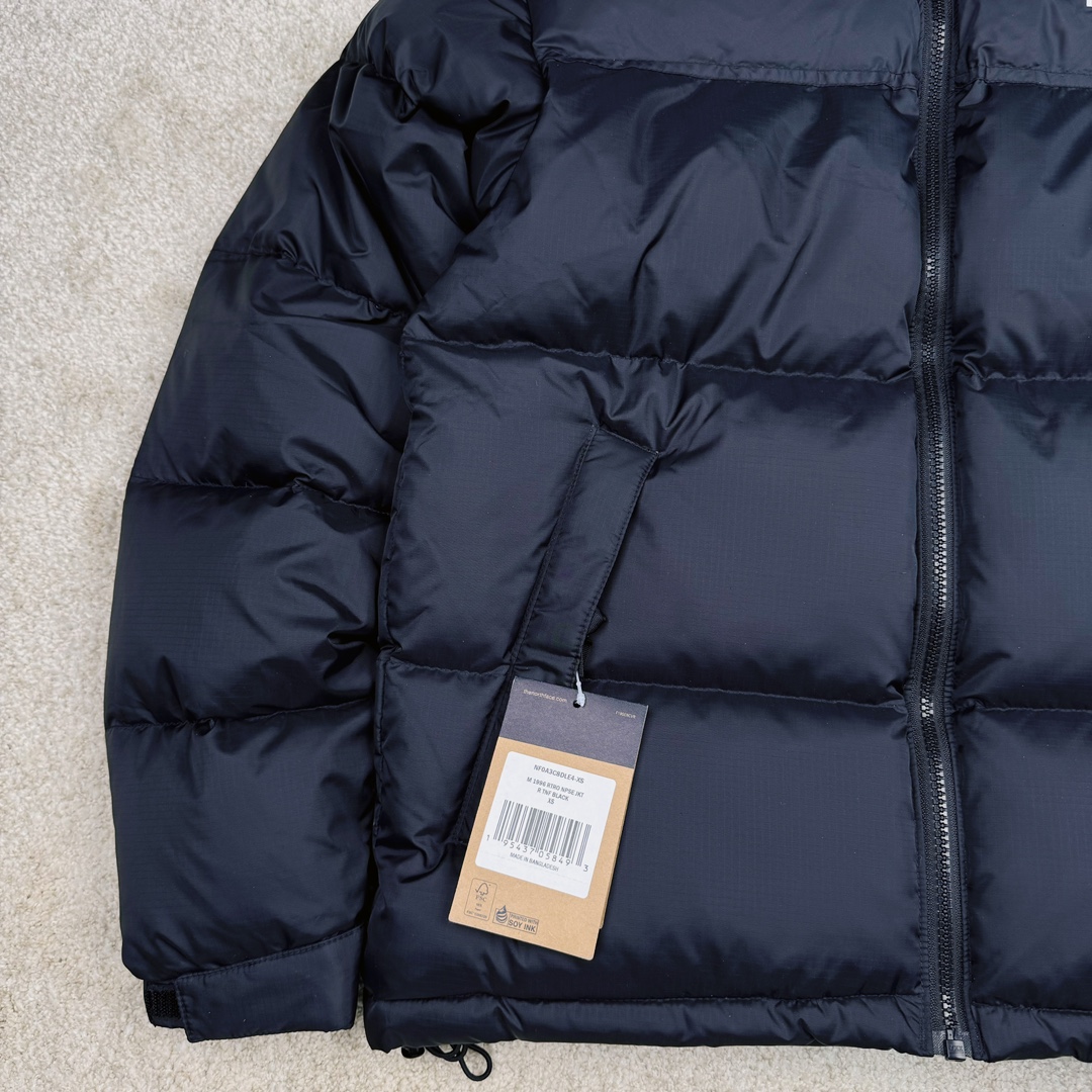 图片[5]-＃TZD TheNorthFace 1996 Nuptse 4NCH 北面拼色户外经典潮牌羽绒服 美国原厂原版数据开版 比例协调、宽松、保暖、时尚 真正原厂内部数据 最大可穿至230斤左右【非市面为节约成本而缩小版型】建议对比尺码表参数 全新进口百灵达绣花机定制万针电绣 采用进口7号针 进口绣线 保证每字饱满、立体、清晰 可称最贵绣标 采用国标90白鸭绒填充 保暖性能更出色 轻便不厚重 压缩后的蓬松度恢复性好 原厂定制40D格子四级防水布料 独家采用原版一致单层布料做法【非市面通货内加胆布】采用单层布料考验了布料及羽绒必须要达标 防止跑绒 并保证手感及膨松度 内里采用尼龙nylon双重双层封禁设计 不会出现任何跑绒现象 内置抽拉绳扣的可调节下摆 可防风防寒 拉链采用吉田YKK原厂定制 刻字清晰 质感完美顺滑 建议比较可供过毒验货 辅料及扣子均采用原版一样铜芯弹簧【非市面铁芯弹簧】可对比了解更多细节 只做市场最高版本 袖口六角扣标志着同步原版一样的六角扣 真正做到和原版一摸一样 不诋毁 不浮夸 真实且不需要太多文案 因为专注 所以专业！ 尺码：XS S M L XL XXL-选品中心