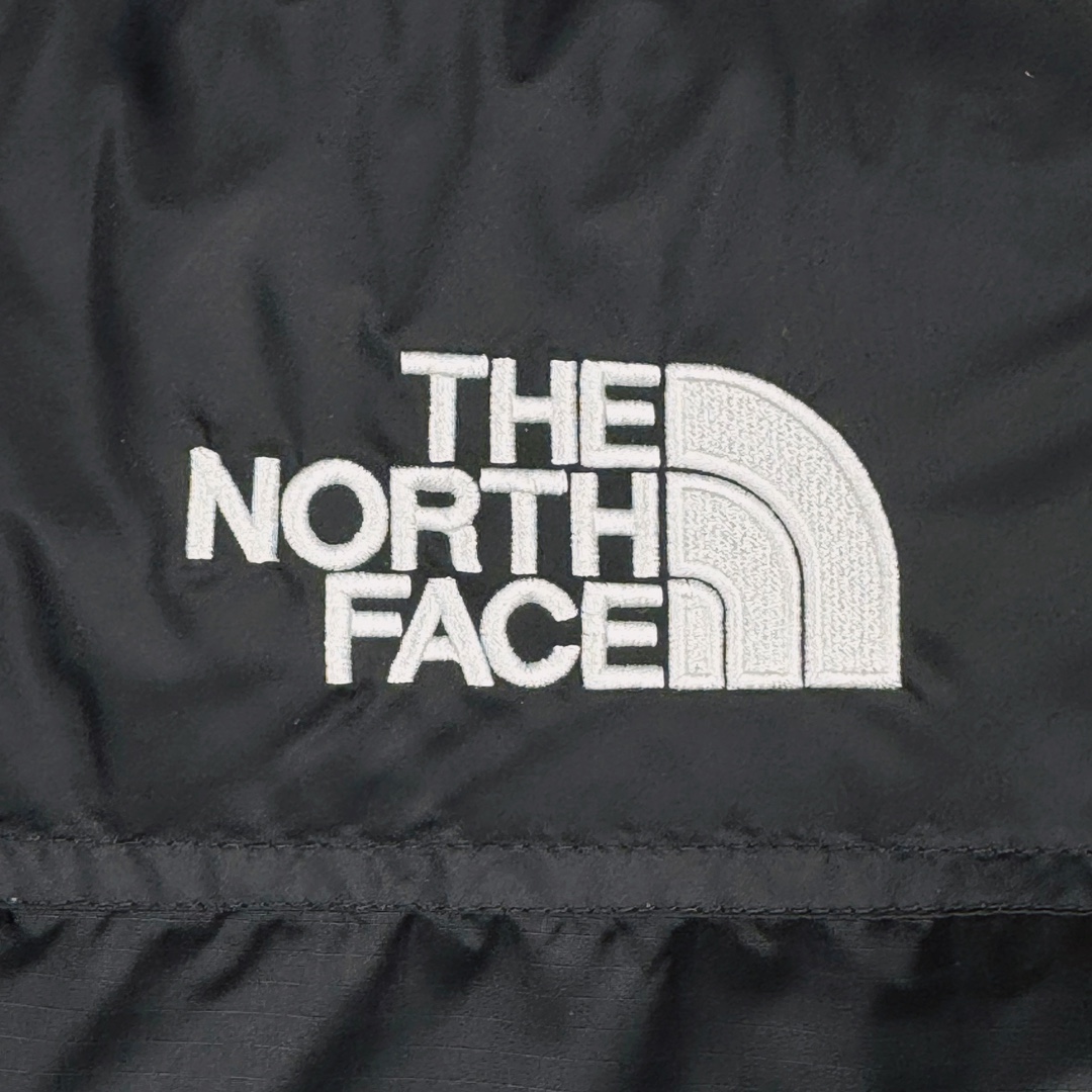 图片[10]-＃TZD TheNorthFace 1996 Nuptse 4NCH 北面拼色户外经典潮牌羽绒服 美国原厂原版数据开版 比例协调、宽松、保暖、时尚 真正原厂内部数据 最大可穿至230斤左右【非市面为节约成本而缩小版型】建议对比尺码表参数 全新进口百灵达绣花机定制万针电绣 采用进口7号针 进口绣线 保证每字饱满、立体、清晰 可称最贵绣标 采用国标90白鸭绒填充 保暖性能更出色 轻便不厚重 压缩后的蓬松度恢复性好 原厂定制40D格子四级防水布料 独家采用原版一致单层布料做法【非市面通货内加胆布】采用单层布料考验了布料及羽绒必须要达标 防止跑绒 并保证手感及膨松度 内里采用尼龙nylon双重双层封禁设计 不会出现任何跑绒现象 内置抽拉绳扣的可调节下摆 可防风防寒 拉链采用吉田YKK原厂定制 刻字清晰 质感完美顺滑 建议比较可供过毒验货 辅料及扣子均采用原版一样铜芯弹簧【非市面铁芯弹簧】可对比了解更多细节 只做市场最高版本 袖口六角扣标志着同步原版一样的六角扣 真正做到和原版一摸一样 不诋毁 不浮夸 真实且不需要太多文案 因为专注 所以专业！ 尺码：XS S M L XL XXL-选品中心