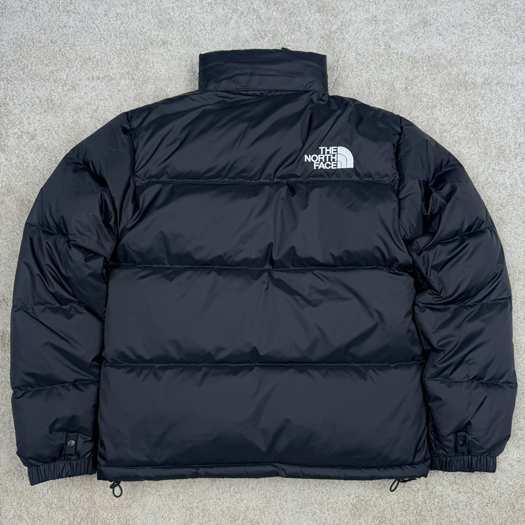 图片[2]-＃TZD TheNorthFace 1996 Nuptse 4NCH 北面拼色户外经典潮牌羽绒服 美国原厂原版数据开版 比例协调、宽松、保暖、时尚 真正原厂内部数据 最大可穿至230斤左右【非市面为节约成本而缩小版型】建议对比尺码表参数 全新进口百灵达绣花机定制万针电绣 采用进口7号针 进口绣线 保证每字饱满、立体、清晰 可称最贵绣标 采用国标90白鸭绒填充 保暖性能更出色 轻便不厚重 压缩后的蓬松度恢复性好 原厂定制40D格子四级防水布料 独家采用原版一致单层布料做法【非市面通货内加胆布】采用单层布料考验了布料及羽绒必须要达标 防止跑绒 并保证手感及膨松度 内里采用尼龙nylon双重双层封禁设计 不会出现任何跑绒现象 内置抽拉绳扣的可调节下摆 可防风防寒 拉链采用吉田YKK原厂定制 刻字清晰 质感完美顺滑 建议比较可供过毒验货 辅料及扣子均采用原版一样铜芯弹簧【非市面铁芯弹簧】可对比了解更多细节 只做市场最高版本 袖口六角扣标志着同步原版一样的六角扣 真正做到和原版一摸一样 不诋毁 不浮夸 真实且不需要太多文案 因为专注 所以专业！ 尺码：XS S M L XL XXL-选品中心