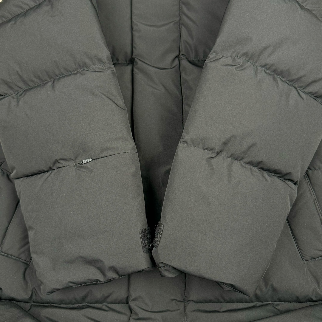 图片[10]-𝐌𝐋𝐁 纽约洋基队𝐍𝐘 小标刺绣LOGO长款连帽羽绒服 🔝配色：黑色 白色 🔝尺码：XS S M L XL XXL 🔝产品描述： MLB是韩国F&F旗下潮流服装品牌，拥有150年历史的经典传统，是街头文化和国际生活方式的领导者。MLB 拥有包括男装、女装、童装、配饰 在内的全品类服饰，提供覆盖各性别、各年龄层、From HeadtoToe的穿搭装备。其产品结合了韩国的时尚造型与质感，展现了运动服饰也可以兼具时尚潮流的风格。在产品设计上，MLB不仅融合了美国职业棒球大联盟的各当家球队，更结合了棒球运动中的各个元素。 🔝产品工艺： 1⃣️国标80%白鸭绒，市面独家使用顶级羽绒，绝不吹虚鹅绒等一系列的错误理解 2⃣️ 面料： 100% 锦纶; 里料： 100% 锦纶 ，市面最顶级没有之一，一切遵照原版定制。 4⃣️原代加工厂出品电镀五金，全部原厂定制，非市场各类复刻版 5⃣️某某狼同代工厂出品，在品质方面一直是不去含糊，大厂出货大家都懂工人的工艺、QA与Qc品检 不是市面小厂可比的。-选品中心