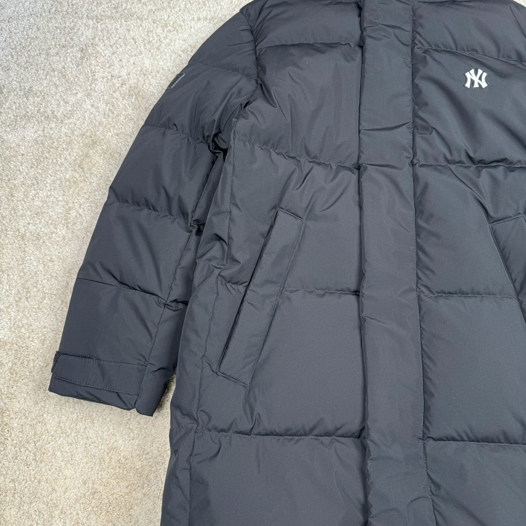 图片[4]-𝐌𝐋𝐁 纽约洋基队𝐍𝐘 小标刺绣LOGO长款连帽羽绒服 🔝配色：黑色 白色 🔝尺码：XS S M L XL XXL 🔝产品描述： MLB是韩国F&F旗下潮流服装品牌，拥有150年历史的经典传统，是街头文化和国际生活方式的领导者。MLB 拥有包括男装、女装、童装、配饰 在内的全品类服饰，提供覆盖各性别、各年龄层、From HeadtoToe的穿搭装备。其产品结合了韩国的时尚造型与质感，展现了运动服饰也可以兼具时尚潮流的风格。在产品设计上，MLB不仅融合了美国职业棒球大联盟的各当家球队，更结合了棒球运动中的各个元素。 🔝产品工艺： 1⃣️国标80%白鸭绒，市面独家使用顶级羽绒，绝不吹虚鹅绒等一系列的错误理解 2⃣️ 面料： 100% 锦纶; 里料： 100% 锦纶 ，市面最顶级没有之一，一切遵照原版定制。 4⃣️原代加工厂出品电镀五金，全部原厂定制，非市场各类复刻版 5⃣️某某狼同代工厂出品，在品质方面一直是不去含糊，大厂出货大家都懂工人的工艺、QA与Qc品检 不是市面小厂可比的。-选品中心
