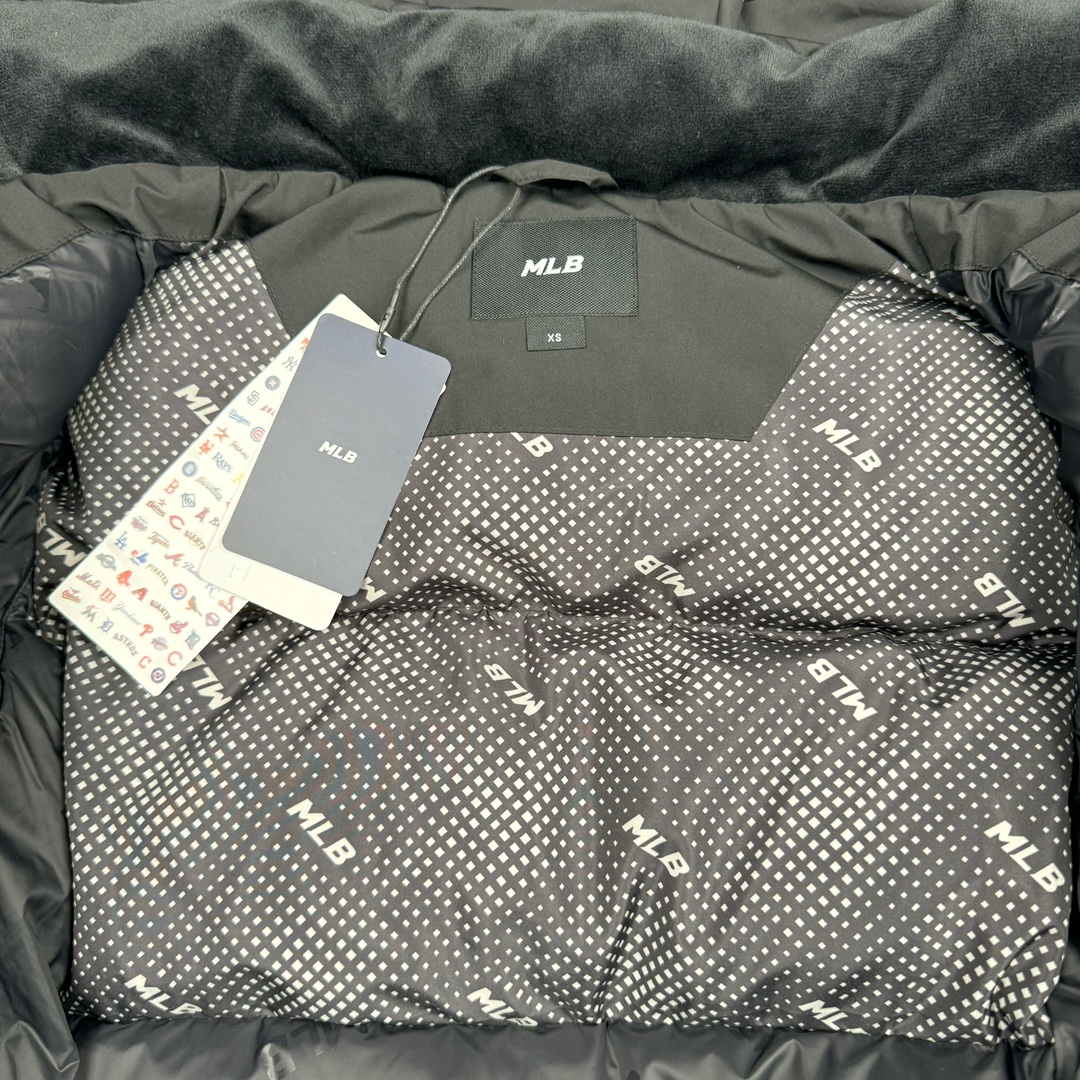 图片[13]-𝐌𝐋𝐁 纽约洋基队𝐍𝐘 小标刺绣LOGO长款连帽羽绒服 🔝配色：黑色 白色 🔝尺码：XS S M L XL XXL 🔝产品描述： MLB是韩国F&F旗下潮流服装品牌，拥有150年历史的经典传统，是街头文化和国际生活方式的领导者。MLB 拥有包括男装、女装、童装、配饰 在内的全品类服饰，提供覆盖各性别、各年龄层、From HeadtoToe的穿搭装备。其产品结合了韩国的时尚造型与质感，展现了运动服饰也可以兼具时尚潮流的风格。在产品设计上，MLB不仅融合了美国职业棒球大联盟的各当家球队，更结合了棒球运动中的各个元素。 🔝产品工艺： 1⃣️国标80%白鸭绒，市面独家使用顶级羽绒，绝不吹虚鹅绒等一系列的错误理解 2⃣️ 面料： 100% 锦纶; 里料： 100% 锦纶 ，市面最顶级没有之一，一切遵照原版定制。 4⃣️原代加工厂出品电镀五金，全部原厂定制，非市场各类复刻版 5⃣️某某狼同代工厂出品，在品质方面一直是不去含糊，大厂出货大家都懂工人的工艺、QA与Qc品检 不是市面小厂可比的。-选品中心