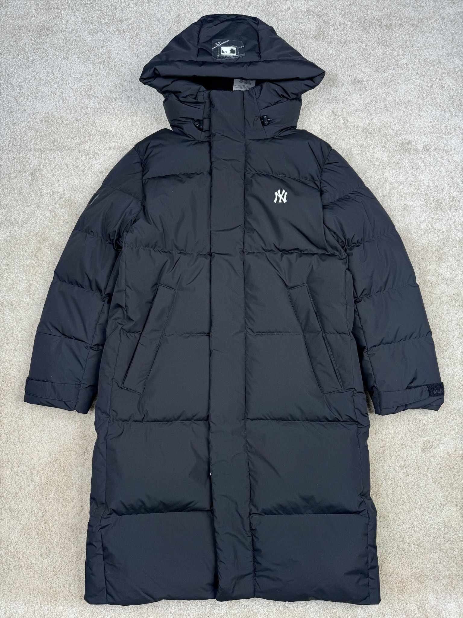 𝐌𝐋𝐁 纽约洋基队𝐍𝐘 小标刺绣LOGO长款连帽羽绒服 🔝配色：黑色 白色 🔝尺码：XS S M L XL XXL 🔝产品描述： MLB是韩国F&F旗下潮流服装品牌，拥有150年历史的经典传统，是街头文化和国际生活方式的领导者。MLB 拥有包括男装、女装、童装、配饰 在内的全品类服饰，提供覆盖各性别、各年龄层、From HeadtoToe的穿搭装备。其产品结合了韩国的时尚造型与质感，展现了运动服饰也可以兼具时尚潮流的风格。在产品设计上，MLB不仅融合了美国职业棒球大联盟的各当家球队，更结合了棒球运动中的各个元素。 🔝产品工艺： 1⃣️国标80%白鸭绒，市面独家使用顶级羽绒，绝不吹虚鹅绒等一系列的错误理解 2⃣️ 面料： 100% 锦纶; 里料： 100% 锦纶 ，市面最顶级没有之一，一切遵照原版定制。 4⃣️原代加工厂出品电镀五金，全部原厂定制，非市场各类复刻版 5⃣️某某狼同代工厂出品，在品质方面一直是不去含糊，大厂出货大家都懂工人的工艺、QA与Qc品检 不是市面小厂可比的。-选品中心