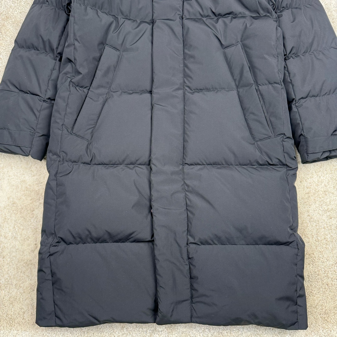 图片[6]-𝐌𝐋𝐁 纽约洋基队𝐍𝐘 小标刺绣LOGO长款连帽羽绒服 🔝配色：黑色 白色 🔝尺码：XS S M L XL XXL 🔝产品描述： MLB是韩国F&F旗下潮流服装品牌，拥有150年历史的经典传统，是街头文化和国际生活方式的领导者。MLB 拥有包括男装、女装、童装、配饰 在内的全品类服饰，提供覆盖各性别、各年龄层、From HeadtoToe的穿搭装备。其产品结合了韩国的时尚造型与质感，展现了运动服饰也可以兼具时尚潮流的风格。在产品设计上，MLB不仅融合了美国职业棒球大联盟的各当家球队，更结合了棒球运动中的各个元素。 🔝产品工艺： 1⃣️国标80%白鸭绒，市面独家使用顶级羽绒，绝不吹虚鹅绒等一系列的错误理解 2⃣️ 面料： 100% 锦纶; 里料： 100% 锦纶 ，市面最顶级没有之一，一切遵照原版定制。 4⃣️原代加工厂出品电镀五金，全部原厂定制，非市场各类复刻版 5⃣️某某狼同代工厂出品，在品质方面一直是不去含糊，大厂出货大家都懂工人的工艺、QA与Qc品检 不是市面小厂可比的。-选品中心