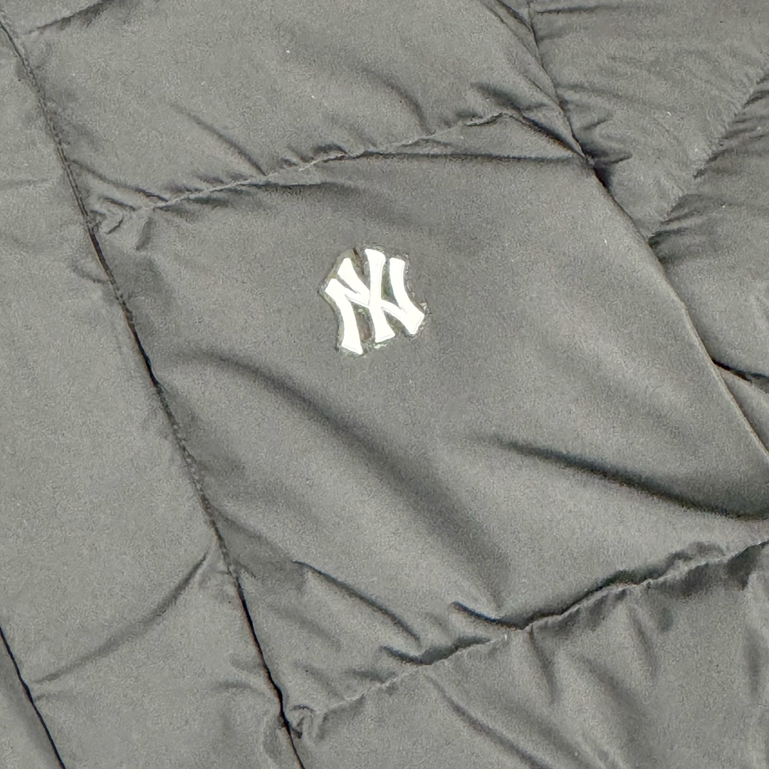 图片[8]-𝐌𝐋𝐁 纽约洋基队𝐍𝐘 小标刺绣LOGO长款连帽羽绒服 🔝配色：黑色 白色 🔝尺码：XS S M L XL XXL 🔝产品描述： MLB是韩国F&F旗下潮流服装品牌，拥有150年历史的经典传统，是街头文化和国际生活方式的领导者。MLB 拥有包括男装、女装、童装、配饰 在内的全品类服饰，提供覆盖各性别、各年龄层、From HeadtoToe的穿搭装备。其产品结合了韩国的时尚造型与质感，展现了运动服饰也可以兼具时尚潮流的风格。在产品设计上，MLB不仅融合了美国职业棒球大联盟的各当家球队，更结合了棒球运动中的各个元素。 🔝产品工艺： 1⃣️国标80%白鸭绒，市面独家使用顶级羽绒，绝不吹虚鹅绒等一系列的错误理解 2⃣️ 面料： 100% 锦纶; 里料： 100% 锦纶 ，市面最顶级没有之一，一切遵照原版定制。 4⃣️原代加工厂出品电镀五金，全部原厂定制，非市场各类复刻版 5⃣️某某狼同代工厂出品，在品质方面一直是不去含糊，大厂出货大家都懂工人的工艺、QA与Qc品检 不是市面小厂可比的。-选品中心
