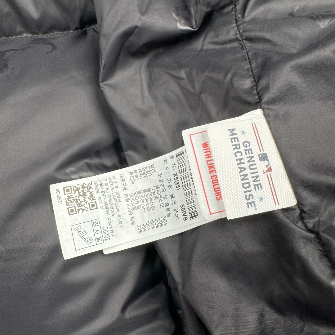 图片[12]-𝐌𝐋𝐁 纽约洋基队𝐍𝐘 小标刺绣LOGO长款连帽羽绒服 🔝配色：黑色 白色 🔝尺码：XS S M L XL XXL 🔝产品描述： MLB是韩国F&F旗下潮流服装品牌，拥有150年历史的经典传统，是街头文化和国际生活方式的领导者。MLB 拥有包括男装、女装、童装、配饰 在内的全品类服饰，提供覆盖各性别、各年龄层、From HeadtoToe的穿搭装备。其产品结合了韩国的时尚造型与质感，展现了运动服饰也可以兼具时尚潮流的风格。在产品设计上，MLB不仅融合了美国职业棒球大联盟的各当家球队，更结合了棒球运动中的各个元素。 🔝产品工艺： 1⃣️国标80%白鸭绒，市面独家使用顶级羽绒，绝不吹虚鹅绒等一系列的错误理解 2⃣️ 面料： 100% 锦纶; 里料： 100% 锦纶 ，市面最顶级没有之一，一切遵照原版定制。 4⃣️原代加工厂出品电镀五金，全部原厂定制，非市场各类复刻版 5⃣️某某狼同代工厂出品，在品质方面一直是不去含糊，大厂出货大家都懂工人的工艺、QA与Qc品检 不是市面小厂可比的。-选品中心