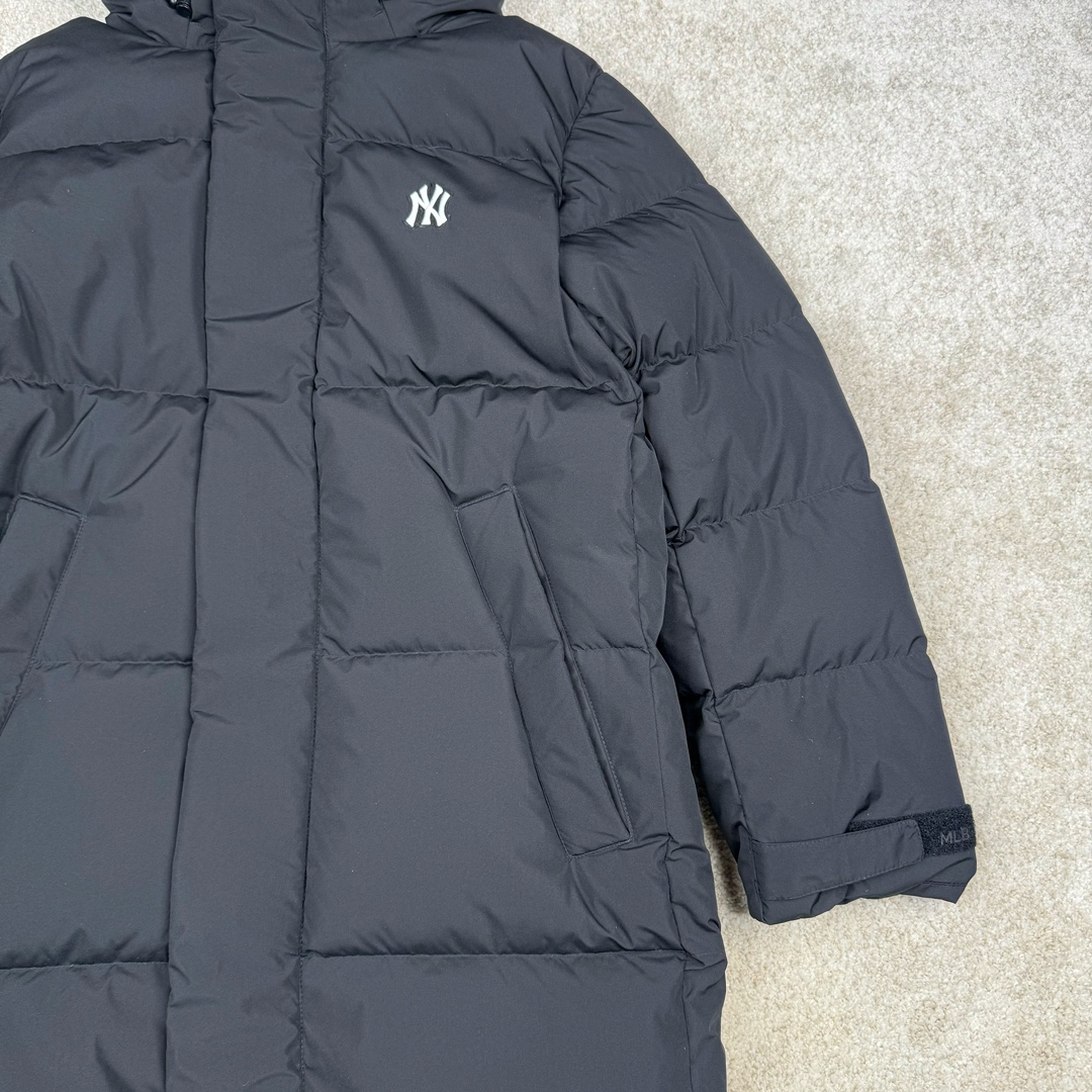 图片[5]-𝐌𝐋𝐁 纽约洋基队𝐍𝐘 小标刺绣LOGO长款连帽羽绒服 🔝配色：黑色 白色 🔝尺码：XS S M L XL XXL 🔝产品描述： MLB是韩国F&F旗下潮流服装品牌，拥有150年历史的经典传统，是街头文化和国际生活方式的领导者。MLB 拥有包括男装、女装、童装、配饰 在内的全品类服饰，提供覆盖各性别、各年龄层、From HeadtoToe的穿搭装备。其产品结合了韩国的时尚造型与质感，展现了运动服饰也可以兼具时尚潮流的风格。在产品设计上，MLB不仅融合了美国职业棒球大联盟的各当家球队，更结合了棒球运动中的各个元素。 🔝产品工艺： 1⃣️国标80%白鸭绒，市面独家使用顶级羽绒，绝不吹虚鹅绒等一系列的错误理解 2⃣️ 面料： 100% 锦纶; 里料： 100% 锦纶 ，市面最顶级没有之一，一切遵照原版定制。 4⃣️原代加工厂出品电镀五金，全部原厂定制，非市场各类复刻版 5⃣️某某狼同代工厂出品，在品质方面一直是不去含糊，大厂出货大家都懂工人的工艺、QA与Qc品检 不是市面小厂可比的。-选品中心