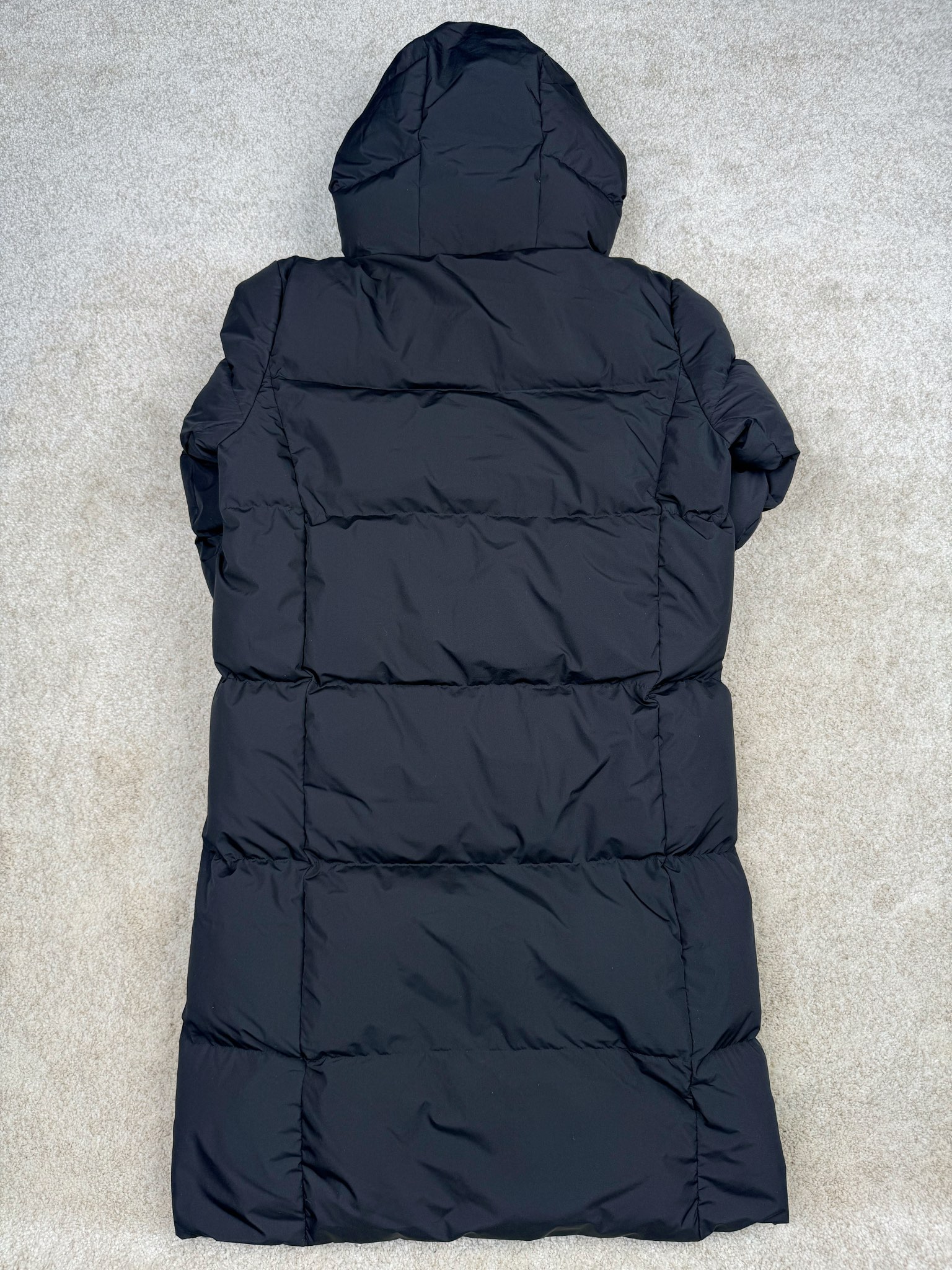 图片[2]-𝐌𝐋𝐁 纽约洋基队𝐍𝐘 小标刺绣LOGO长款连帽羽绒服 🔝配色：黑色 白色 🔝尺码：XS S M L XL XXL 🔝产品描述： MLB是韩国F&F旗下潮流服装品牌，拥有150年历史的经典传统，是街头文化和国际生活方式的领导者。MLB 拥有包括男装、女装、童装、配饰 在内的全品类服饰，提供覆盖各性别、各年龄层、From HeadtoToe的穿搭装备。其产品结合了韩国的时尚造型与质感，展现了运动服饰也可以兼具时尚潮流的风格。在产品设计上，MLB不仅融合了美国职业棒球大联盟的各当家球队，更结合了棒球运动中的各个元素。 🔝产品工艺： 1⃣️国标80%白鸭绒，市面独家使用顶级羽绒，绝不吹虚鹅绒等一系列的错误理解 2⃣️ 面料： 100% 锦纶; 里料： 100% 锦纶 ，市面最顶级没有之一，一切遵照原版定制。 4⃣️原代加工厂出品电镀五金，全部原厂定制，非市场各类复刻版 5⃣️某某狼同代工厂出品，在品质方面一直是不去含糊，大厂出货大家都懂工人的工艺、QA与Qc品检 不是市面小厂可比的。-选品中心