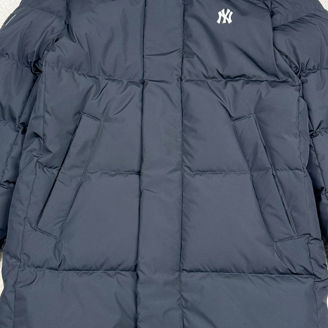 图片[7]-𝐌𝐋𝐁 纽约洋基队𝐍𝐘 小标刺绣LOGO长款连帽羽绒服 🔝配色：黑色 白色 🔝尺码：XS S M L XL XXL 🔝产品描述： MLB是韩国F&F旗下潮流服装品牌，拥有150年历史的经典传统，是街头文化和国际生活方式的领导者。MLB 拥有包括男装、女装、童装、配饰 在内的全品类服饰，提供覆盖各性别、各年龄层、From HeadtoToe的穿搭装备。其产品结合了韩国的时尚造型与质感，展现了运动服饰也可以兼具时尚潮流的风格。在产品设计上，MLB不仅融合了美国职业棒球大联盟的各当家球队，更结合了棒球运动中的各个元素。 🔝产品工艺： 1⃣️国标80%白鸭绒，市面独家使用顶级羽绒，绝不吹虚鹅绒等一系列的错误理解 2⃣️ 面料： 100% 锦纶; 里料： 100% 锦纶 ，市面最顶级没有之一，一切遵照原版定制。 4⃣️原代加工厂出品电镀五金，全部原厂定制，非市场各类复刻版 5⃣️某某狼同代工厂出品，在品质方面一直是不去含糊，大厂出货大家都懂工人的工艺、QA与Qc品检 不是市面小厂可比的。-选品中心