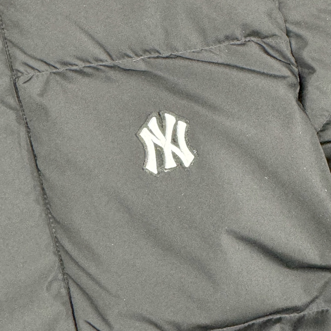 图片[9]-𝐌𝐋𝐁 纽约洋基队𝐍𝐘 小标刺绣LOGO长款连帽羽绒服 🔝配色：黑色 白色 🔝尺码：XS S M L XL XXL 🔝产品描述： MLB是韩国F&F旗下潮流服装品牌，拥有150年历史的经典传统，是街头文化和国际生活方式的领导者。MLB 拥有包括男装、女装、童装、配饰 在内的全品类服饰，提供覆盖各性别、各年龄层、From HeadtoToe的穿搭装备。其产品结合了韩国的时尚造型与质感，展现了运动服饰也可以兼具时尚潮流的风格。在产品设计上，MLB不仅融合了美国职业棒球大联盟的各当家球队，更结合了棒球运动中的各个元素。 🔝产品工艺： 1⃣️国标80%白鸭绒，市面独家使用顶级羽绒，绝不吹虚鹅绒等一系列的错误理解 2⃣️ 面料： 100% 锦纶; 里料： 100% 锦纶 ，市面最顶级没有之一，一切遵照原版定制。 4⃣️原代加工厂出品电镀五金，全部原厂定制，非市场各类复刻版 5⃣️某某狼同代工厂出品，在品质方面一直是不去含糊，大厂出货大家都懂工人的工艺、QA与Qc品检 不是市面小厂可比的。-选品中心