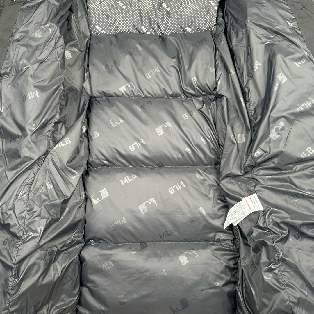 图片[11]-𝐌𝐋𝐁 纽约洋基队𝐍𝐘 小标刺绣LOGO长款连帽羽绒服 🔝配色：黑色 白色 🔝尺码：XS S M L XL XXL 🔝产品描述： MLB是韩国F&F旗下潮流服装品牌，拥有150年历史的经典传统，是街头文化和国际生活方式的领导者。MLB 拥有包括男装、女装、童装、配饰 在内的全品类服饰，提供覆盖各性别、各年龄层、From HeadtoToe的穿搭装备。其产品结合了韩国的时尚造型与质感，展现了运动服饰也可以兼具时尚潮流的风格。在产品设计上，MLB不仅融合了美国职业棒球大联盟的各当家球队，更结合了棒球运动中的各个元素。 🔝产品工艺： 1⃣️国标80%白鸭绒，市面独家使用顶级羽绒，绝不吹虚鹅绒等一系列的错误理解 2⃣️ 面料： 100% 锦纶; 里料： 100% 锦纶 ，市面最顶级没有之一，一切遵照原版定制。 4⃣️原代加工厂出品电镀五金，全部原厂定制，非市场各类复刻版 5⃣️某某狼同代工厂出品，在品质方面一直是不去含糊，大厂出货大家都懂工人的工艺、QA与Qc品检 不是市面小厂可比的。-选品中心