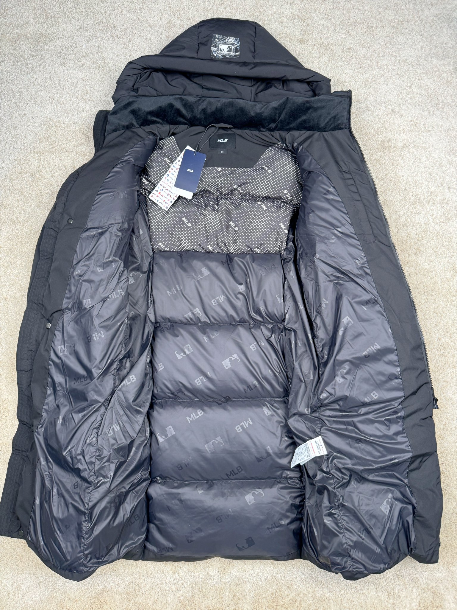 图片[3]-𝐌𝐋𝐁 纽约洋基队𝐍𝐘 小标刺绣LOGO长款连帽羽绒服 🔝配色：黑色 白色 🔝尺码：XS S M L XL XXL 🔝产品描述： MLB是韩国F&F旗下潮流服装品牌，拥有150年历史的经典传统，是街头文化和国际生活方式的领导者。MLB 拥有包括男装、女装、童装、配饰 在内的全品类服饰，提供覆盖各性别、各年龄层、From HeadtoToe的穿搭装备。其产品结合了韩国的时尚造型与质感，展现了运动服饰也可以兼具时尚潮流的风格。在产品设计上，MLB不仅融合了美国职业棒球大联盟的各当家球队，更结合了棒球运动中的各个元素。 🔝产品工艺： 1⃣️国标80%白鸭绒，市面独家使用顶级羽绒，绝不吹虚鹅绒等一系列的错误理解 2⃣️ 面料： 100% 锦纶; 里料： 100% 锦纶 ，市面最顶级没有之一，一切遵照原版定制。 4⃣️原代加工厂出品电镀五金，全部原厂定制，非市场各类复刻版 5⃣️某某狼同代工厂出品，在品质方面一直是不去含糊，大厂出货大家都懂工人的工艺、QA与Qc品检 不是市面小厂可比的。-选品中心