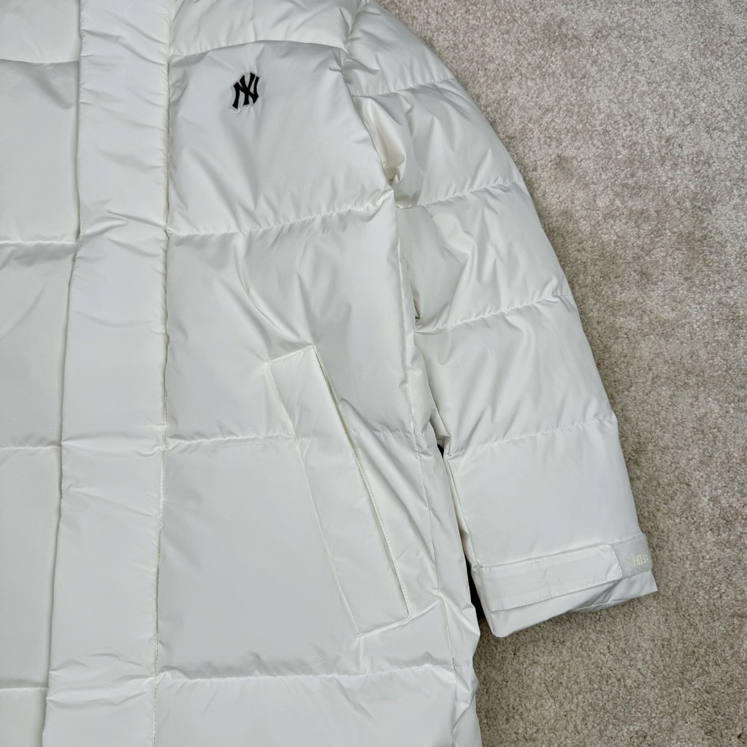 图片[6]-𝐌𝐋𝐁 纽约洋基队𝐍𝐘 小标刺绣LOGO长款连帽羽绒服 🔝配色：黑色 白色 🔝尺码：XS S M L XL XXL 🔝产品描述： MLB是韩国F&F旗下潮流服装品牌，拥有150年历史的经典传统，是街头文化和国际生活方式的领导者。MLB 拥有包括男装、女装、童装、配饰 在内的全品类服饰，提供覆盖各性别、各年龄层、From HeadtoToe的穿搭装备。其产品结合了韩国的时尚造型与质感，展现了运动服饰也可以兼具时尚潮流的风格。在产品设计上，MLB不仅融合了美国职业棒球大联盟的各当家球队，更结合了棒球运动中的各个元素。 🔝产品工艺： 1⃣️国标80%白鸭绒，市面独家使用顶级羽绒，绝不吹虚鹅绒等一系列的错误理解 2⃣️ 面料： 100% 锦纶; 里料： 100% 锦纶 ，市面最顶级没有之一，一切遵照原版定制。 4⃣️原代加工厂出品电镀五金，全部原厂定制，非市场各类复刻版 5⃣️某某狼同代工厂出品，在品质方面一直是不去含糊，大厂出货大家都懂工人的工艺、QA与Qc品检 不是市面小厂可比的。-选品中心