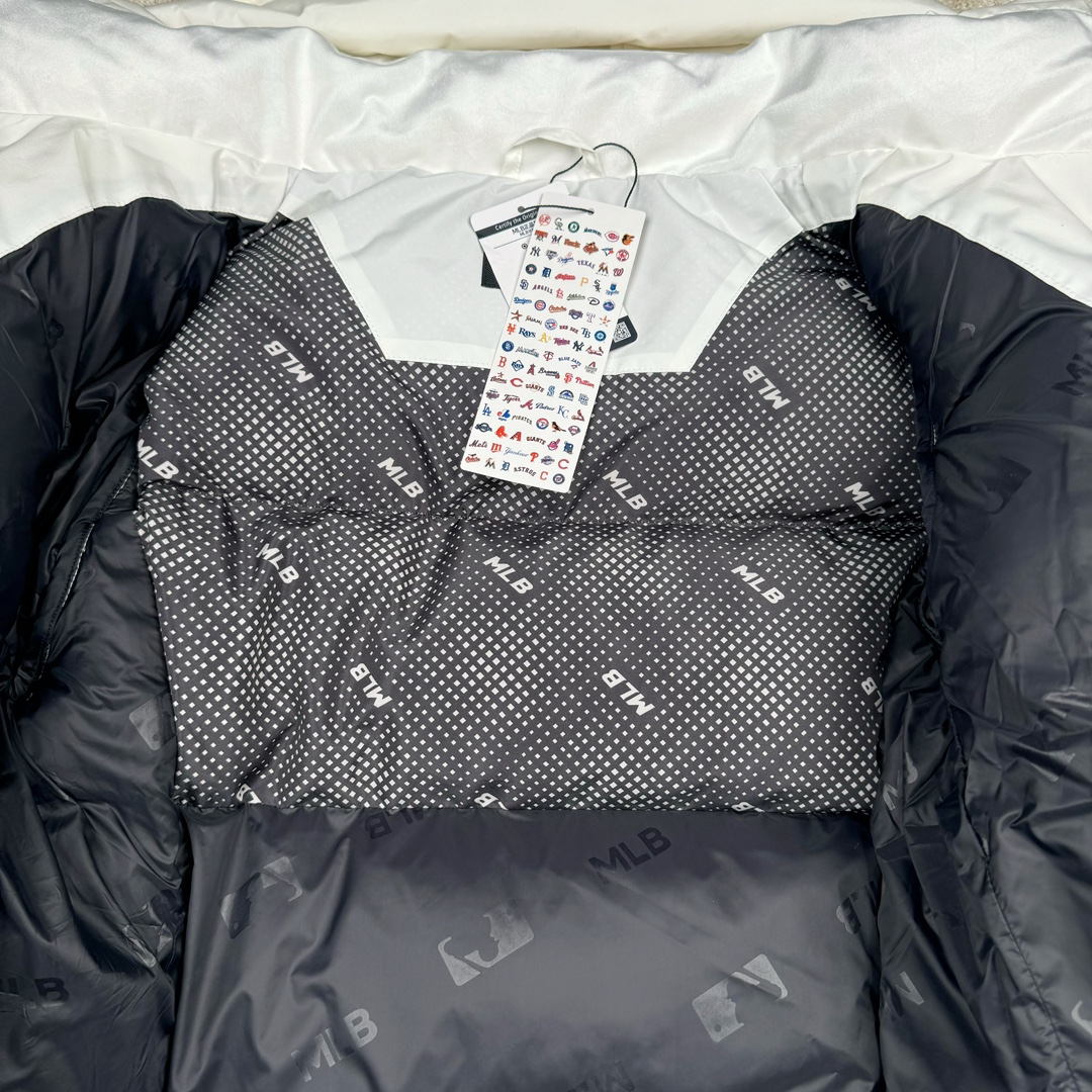 图片[13]-𝐌𝐋𝐁 纽约洋基队𝐍𝐘 小标刺绣LOGO长款连帽羽绒服 🔝配色：黑色 白色 🔝尺码：XS S M L XL XXL 🔝产品描述： MLB是韩国F&F旗下潮流服装品牌，拥有150年历史的经典传统，是街头文化和国际生活方式的领导者。MLB 拥有包括男装、女装、童装、配饰 在内的全品类服饰，提供覆盖各性别、各年龄层、From HeadtoToe的穿搭装备。其产品结合了韩国的时尚造型与质感，展现了运动服饰也可以兼具时尚潮流的风格。在产品设计上，MLB不仅融合了美国职业棒球大联盟的各当家球队，更结合了棒球运动中的各个元素。 🔝产品工艺： 1⃣️国标80%白鸭绒，市面独家使用顶级羽绒，绝不吹虚鹅绒等一系列的错误理解 2⃣️ 面料： 100% 锦纶; 里料： 100% 锦纶 ，市面最顶级没有之一，一切遵照原版定制。 4⃣️原代加工厂出品电镀五金，全部原厂定制，非市场各类复刻版 5⃣️某某狼同代工厂出品，在品质方面一直是不去含糊，大厂出货大家都懂工人的工艺、QA与Qc品检 不是市面小厂可比的。-选品中心