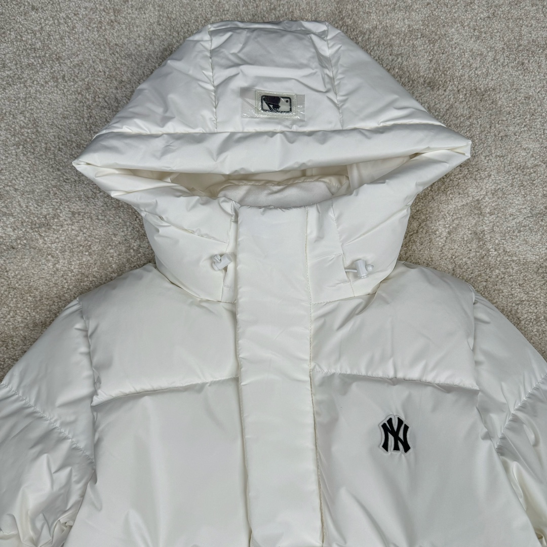 图片[4]-𝐌𝐋𝐁 纽约洋基队𝐍𝐘 小标刺绣LOGO长款连帽羽绒服 🔝配色：黑色 白色 🔝尺码：XS S M L XL XXL 🔝产品描述： MLB是韩国F&F旗下潮流服装品牌，拥有150年历史的经典传统，是街头文化和国际生活方式的领导者。MLB 拥有包括男装、女装、童装、配饰 在内的全品类服饰，提供覆盖各性别、各年龄层、From HeadtoToe的穿搭装备。其产品结合了韩国的时尚造型与质感，展现了运动服饰也可以兼具时尚潮流的风格。在产品设计上，MLB不仅融合了美国职业棒球大联盟的各当家球队，更结合了棒球运动中的各个元素。 🔝产品工艺： 1⃣️国标80%白鸭绒，市面独家使用顶级羽绒，绝不吹虚鹅绒等一系列的错误理解 2⃣️ 面料： 100% 锦纶; 里料： 100% 锦纶 ，市面最顶级没有之一，一切遵照原版定制。 4⃣️原代加工厂出品电镀五金，全部原厂定制，非市场各类复刻版 5⃣️某某狼同代工厂出品，在品质方面一直是不去含糊，大厂出货大家都懂工人的工艺、QA与Qc品检 不是市面小厂可比的。-选品中心
